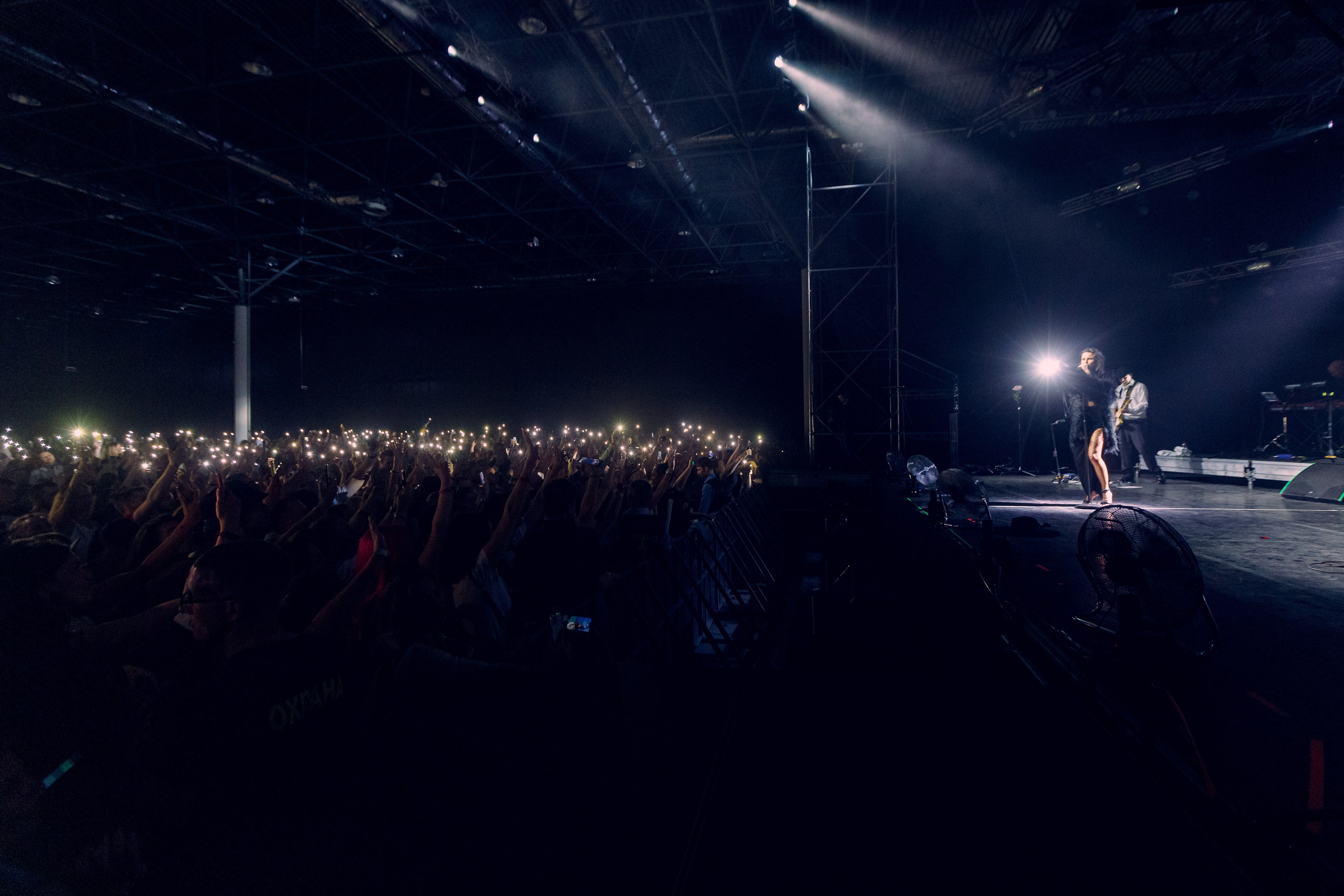 Fotos de una celebridad en un concierto. Fotógrafo de retrato, familia y reportajes en Valencia | España | Europa Vitalii Lumier