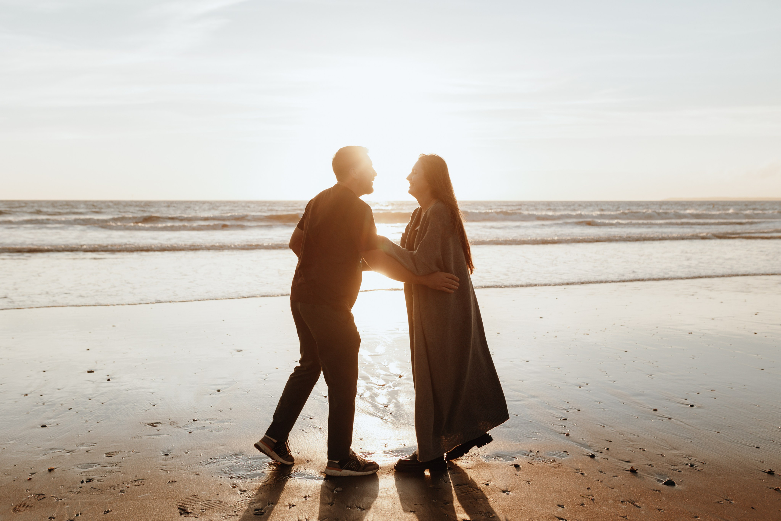 Sunset maternity photoshoot. Annah Louwagie — Lifestyle photographer for couples, families & brands | France & worldwide