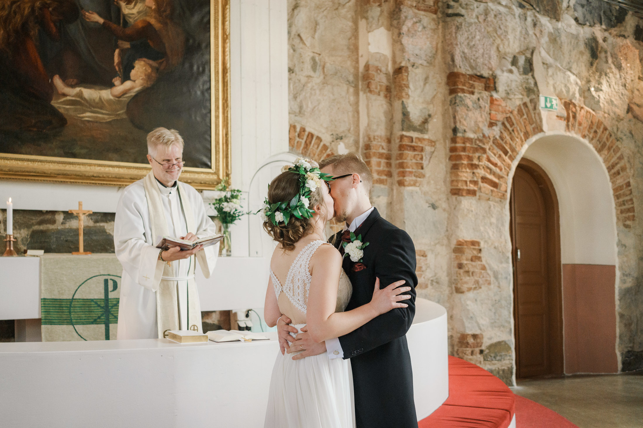 Karjalohjan kirkko hääkuvaus