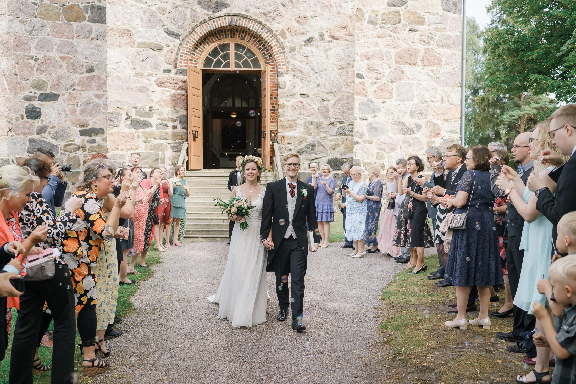 Karjalohjan kirkko hääkuvaus