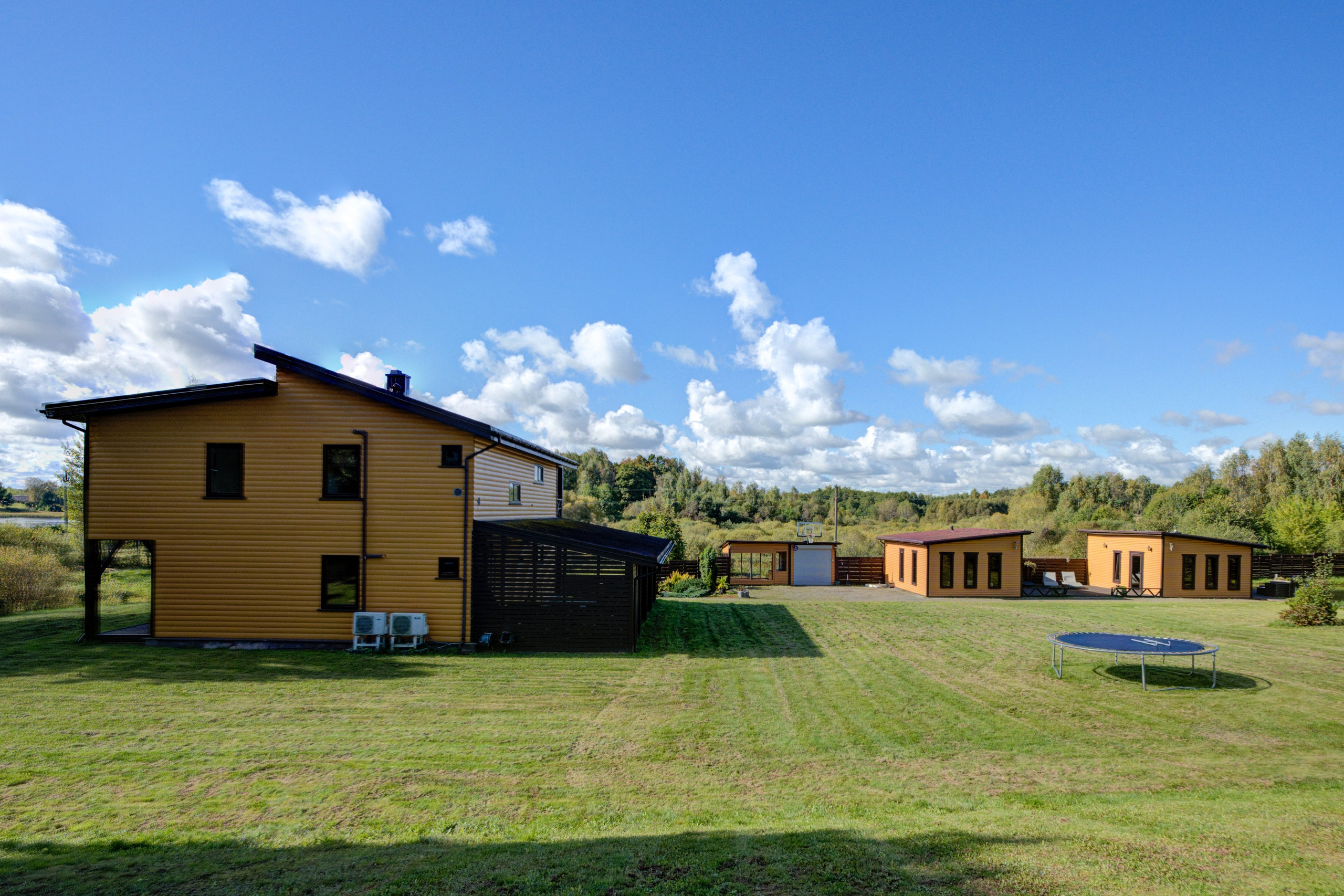 Sadyba Vinliaus r. prie ežero. Elina Sapiega fotografė Vilniuje