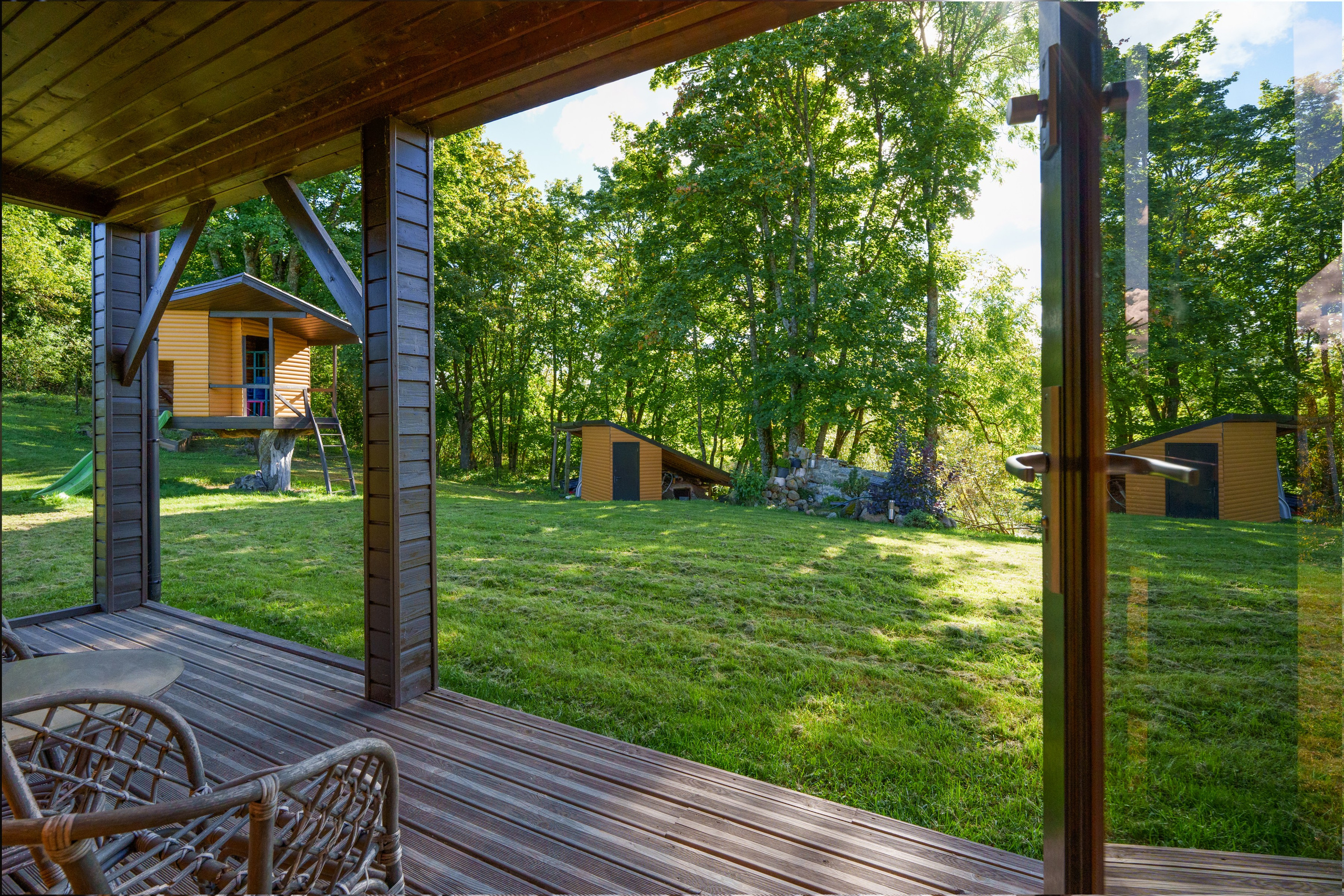 Sadyba Vinliaus r. prie ežero. Elina Sapiega fotografė Vilniuje