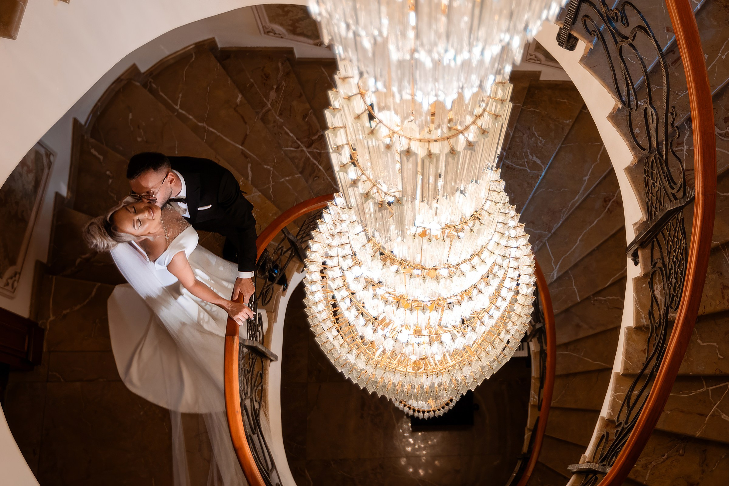 mireasă sub candelabru elegant fotografie nuntă Blink Photo