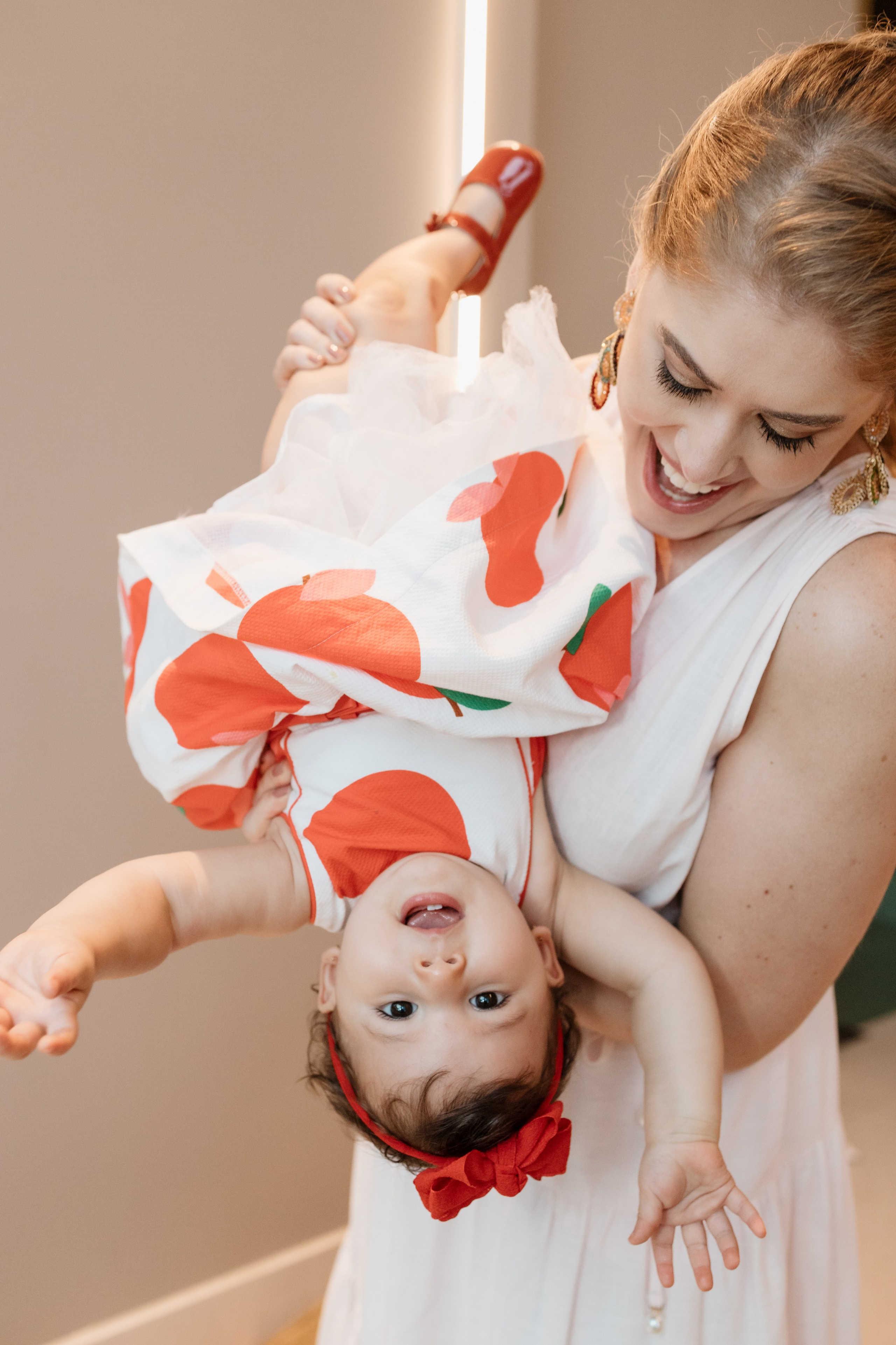 Mãe e filha brincando em festa de um ano