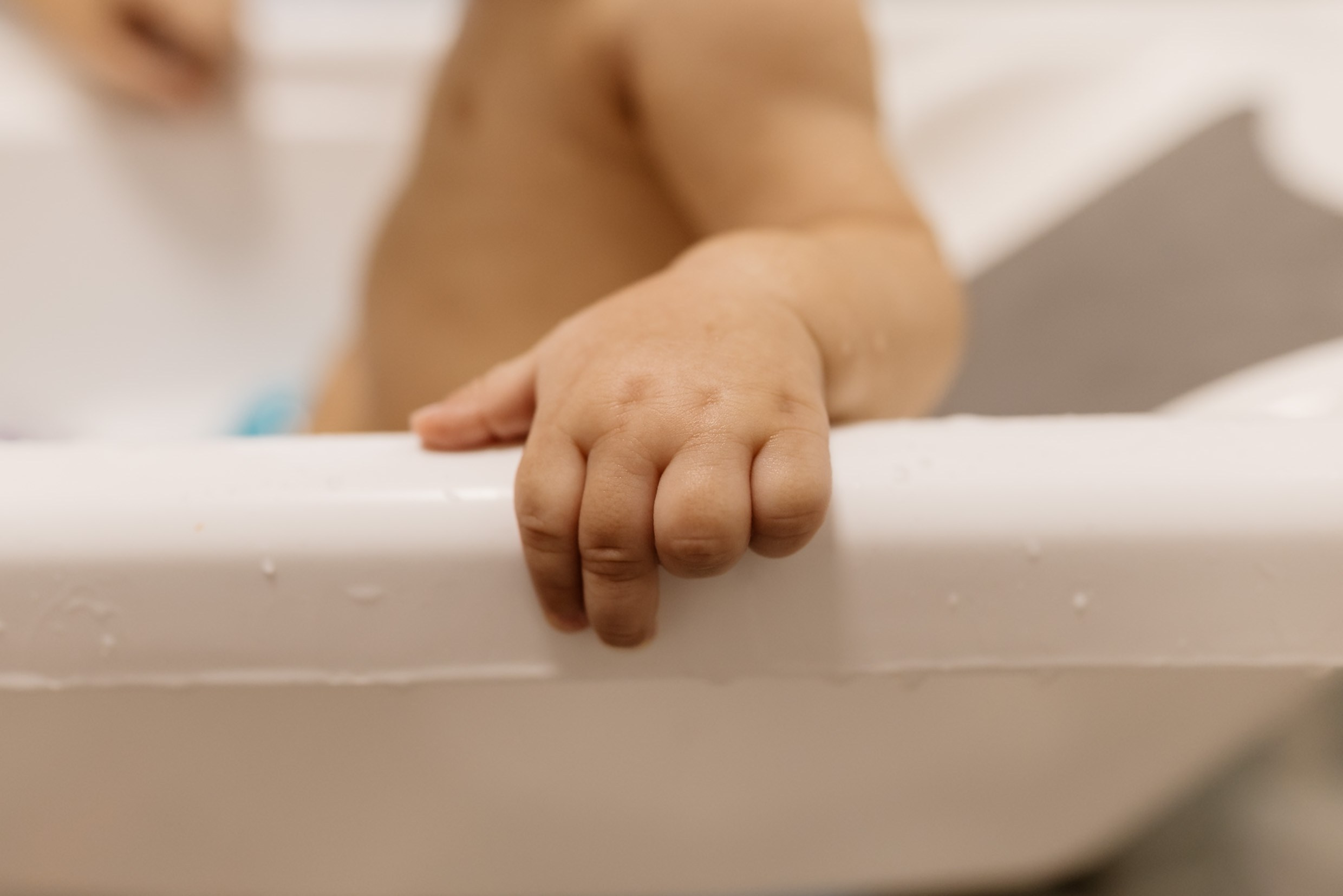 Detalhes da maozinha do bebe em ensaio familia