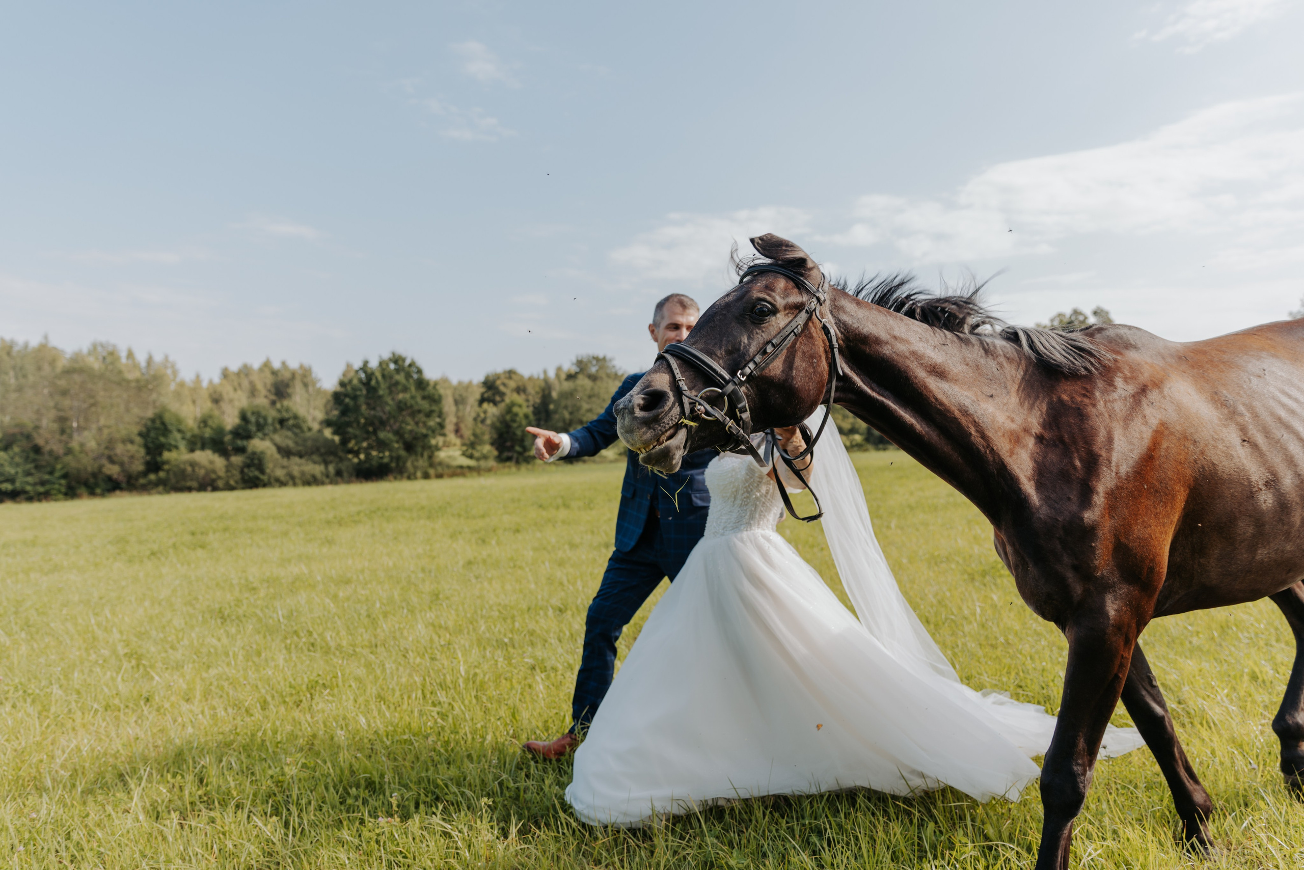Gatis prec Valēriju. Fotogrāfe Zane Stulpiņa