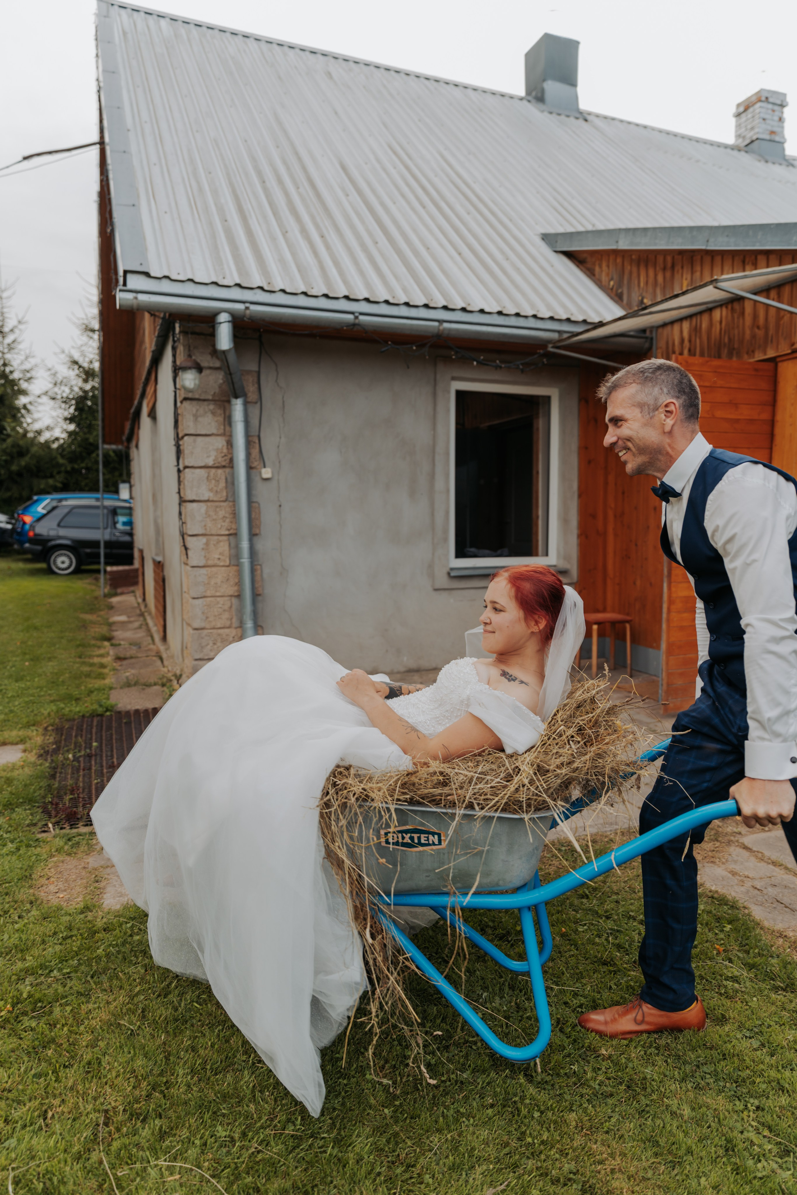 Gatis prec Valēriju. Fotogrāfe Zane Stulpiņa