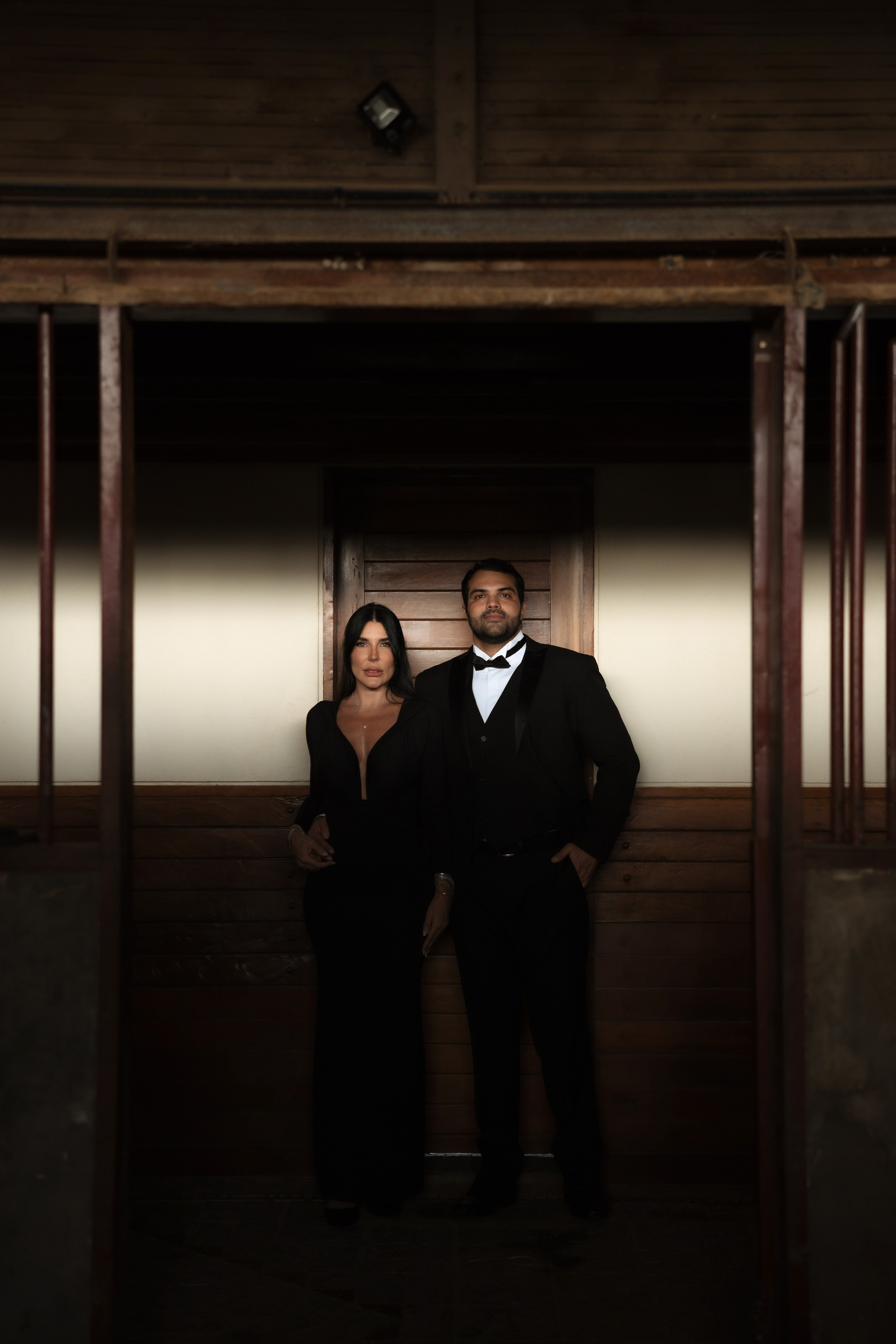 Fotografia de casal com cavalo em cenário natural, unindo romantismo, força e estética atemporal. Um ensaio pré-casamento em Minas Gerais para noivos que buscam fotos sofisticadas, artísticas e fora do comum.