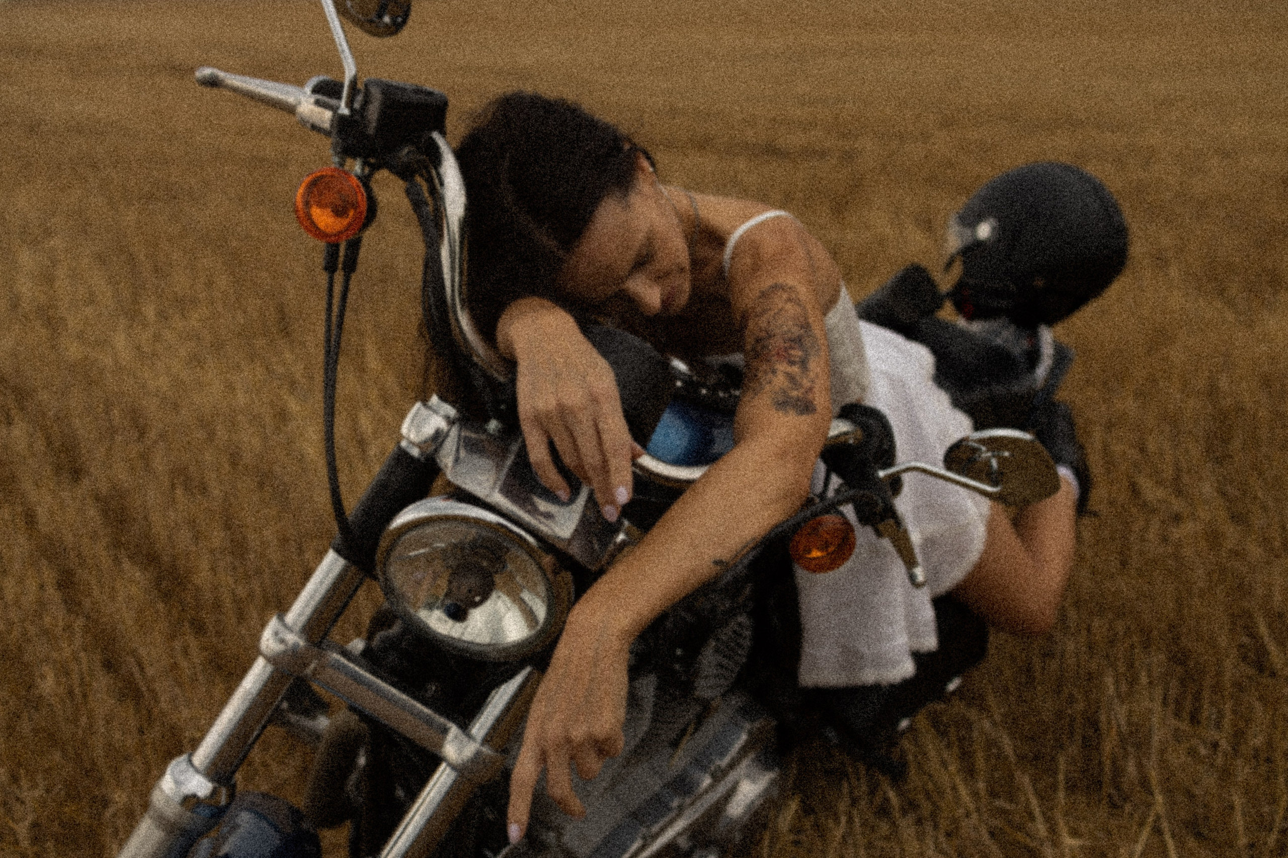 Balade en moto. Histoires d’amour, séances photos de famille et de mariage en France