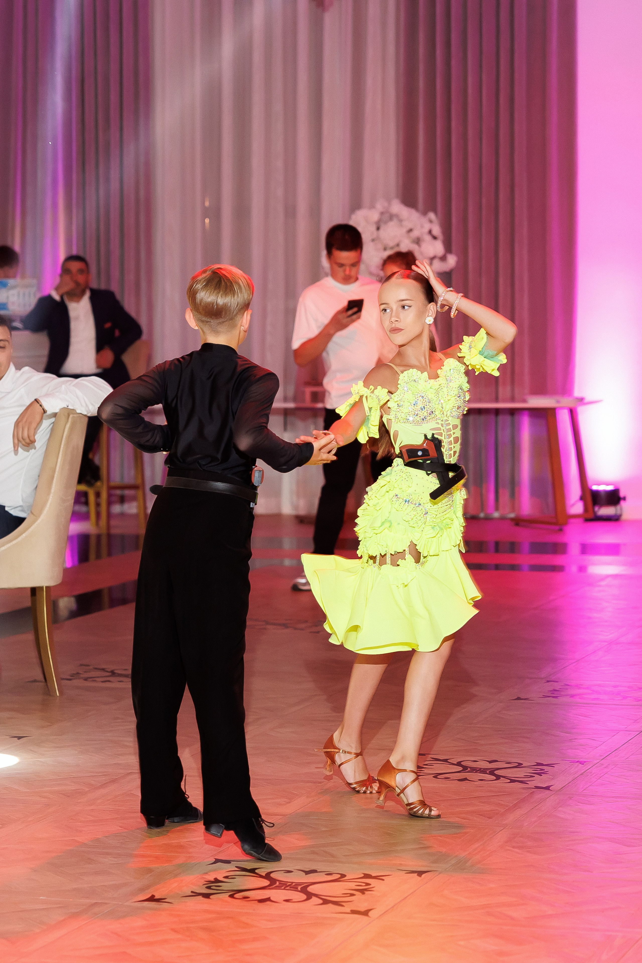 Eugen & Livia — Grand Elysee — Wedding Day. Servicii Foto și Video 067188353