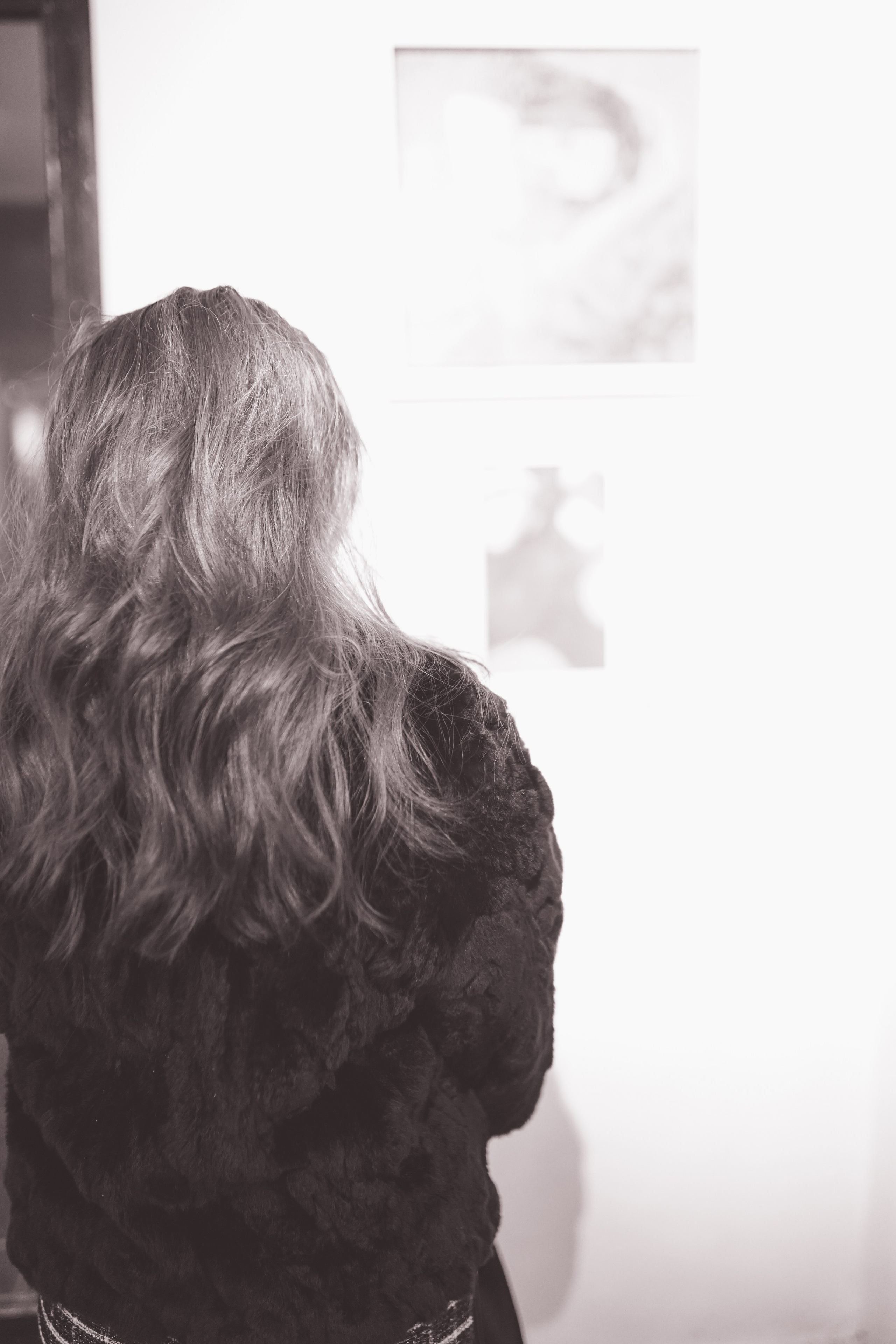 Expoziție Foto Maternitate Brașov | Mădălina Beda. Madalina Beda- Artist vizual, fotograf, doula la nastere, consultant babywearing Brasov si in toata tara