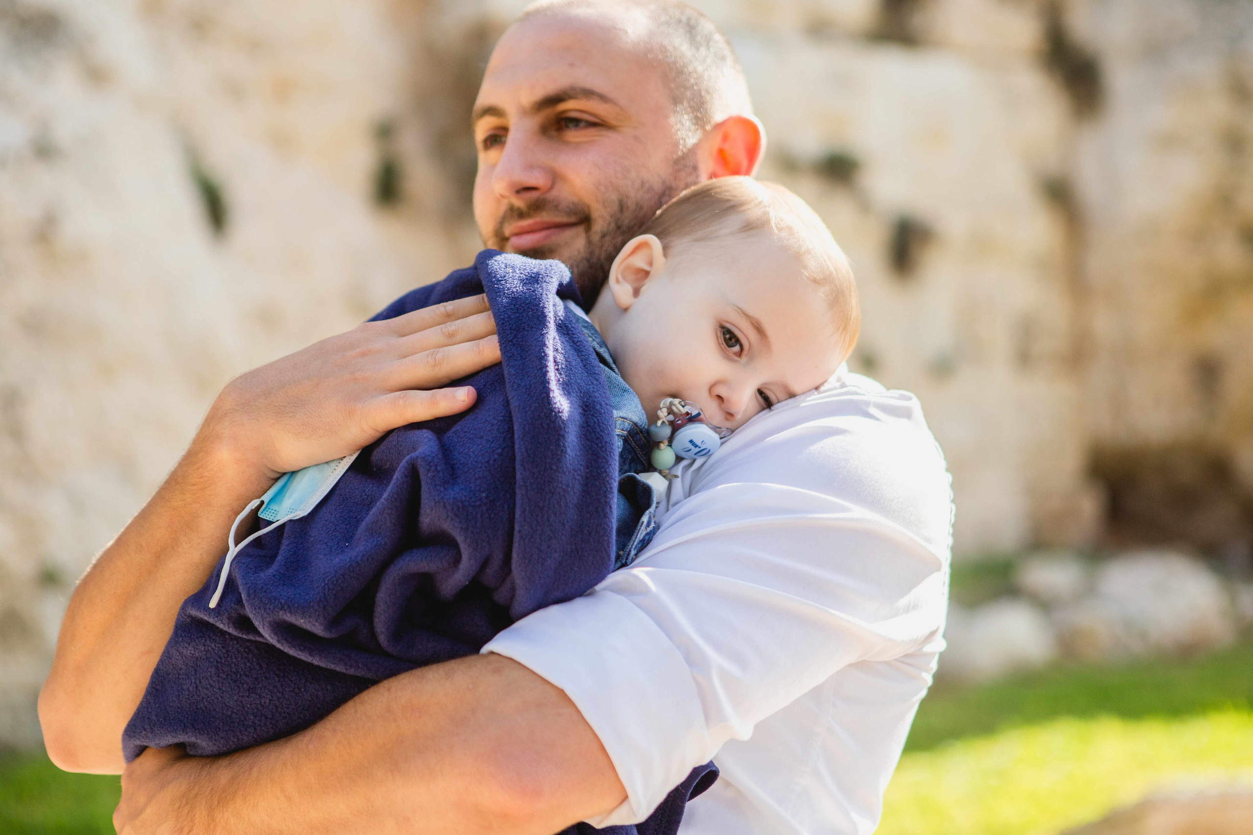 AT THE WALLS OF THE OLD CITY. PHOTOGRAPHER IN ISRAEL