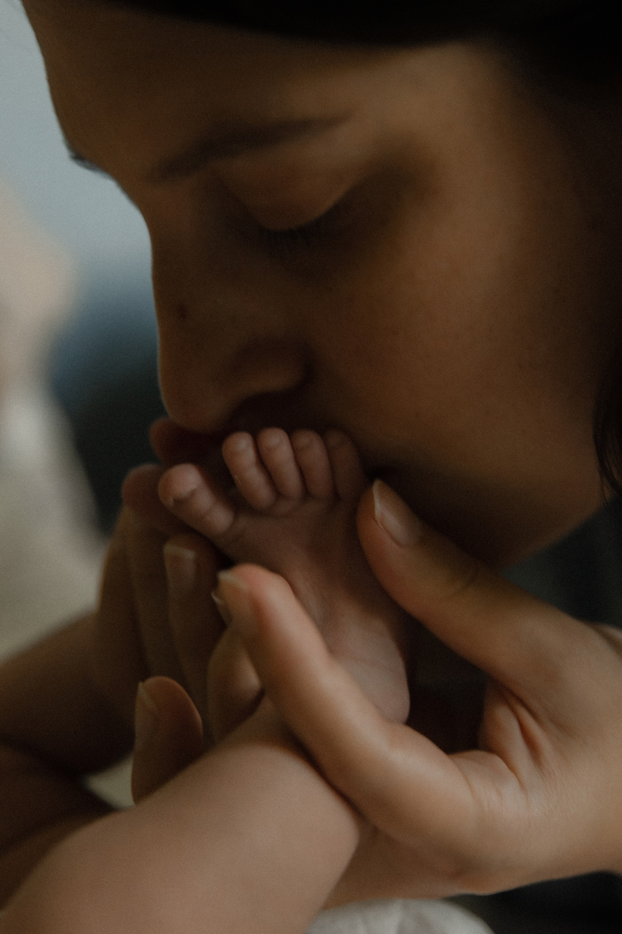 Sesión en casa con recién nacido y mamá — Dulzura y momentos reales. Photographer in Santiago, Chile Anna Almazova