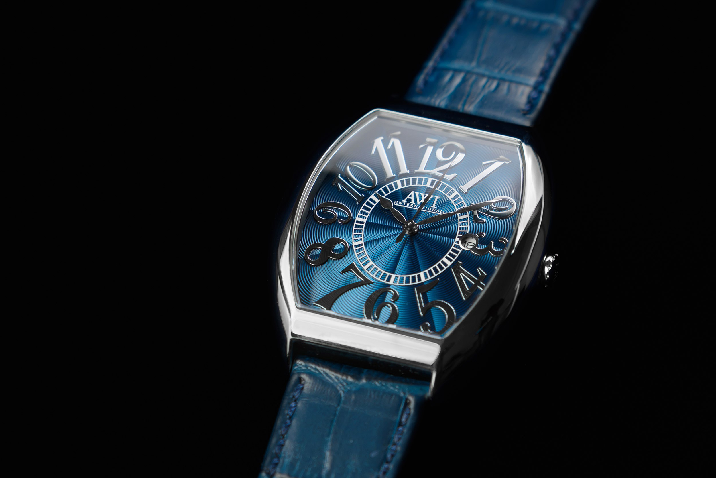 Наручные часы AWI INTERNATIONAL на темном фоне