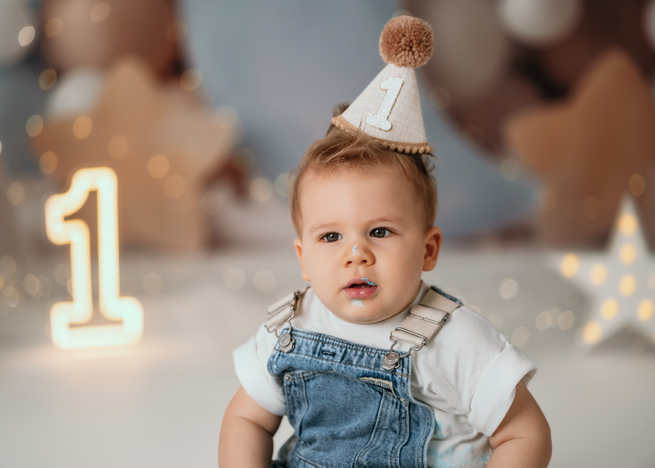 decak sa rodjendanskom kapicom