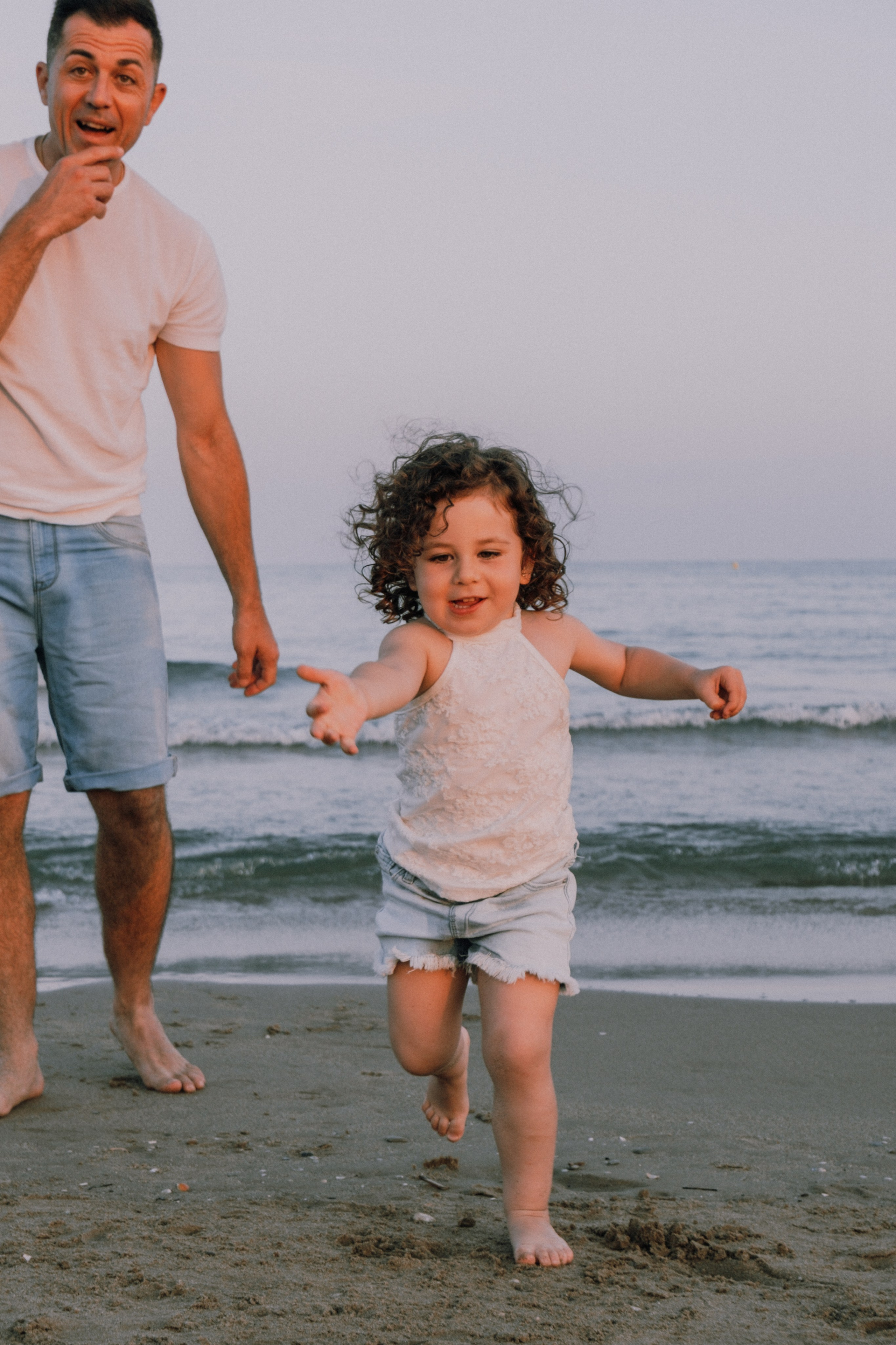 Sesión familiar en la playa. Fotografía profesional en Calafell - Elena Medvedeva