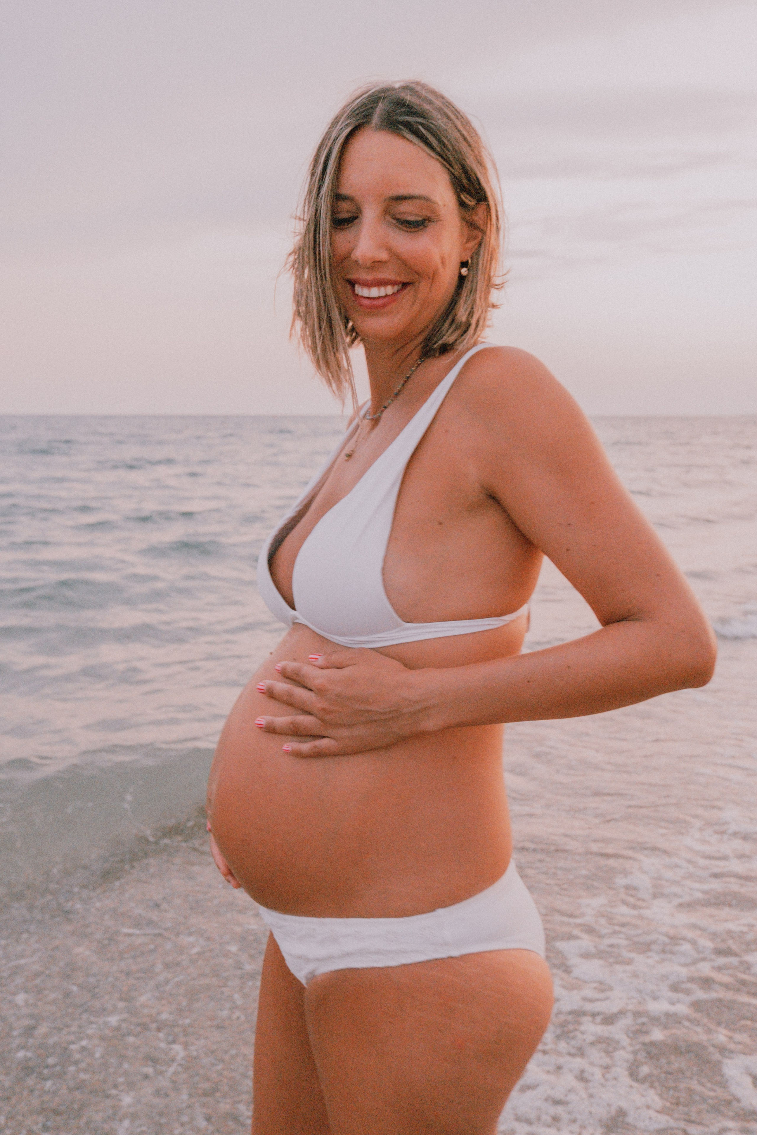 Sesión embarazo en la playa. Fotografía profesional en Calafell - Elena Medvedeva