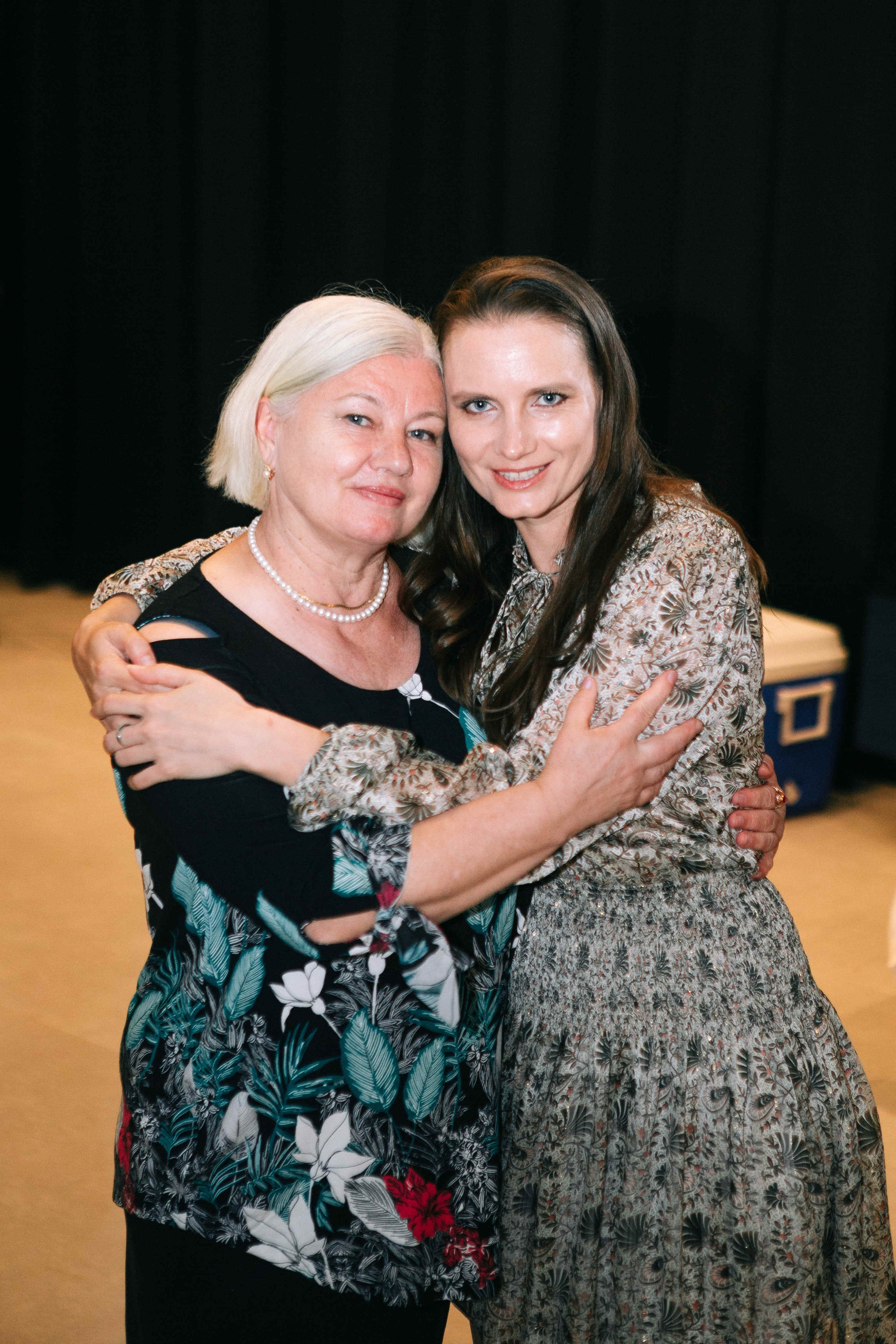 PARTY WITH FRIENDS. Https://shi-photo.com/