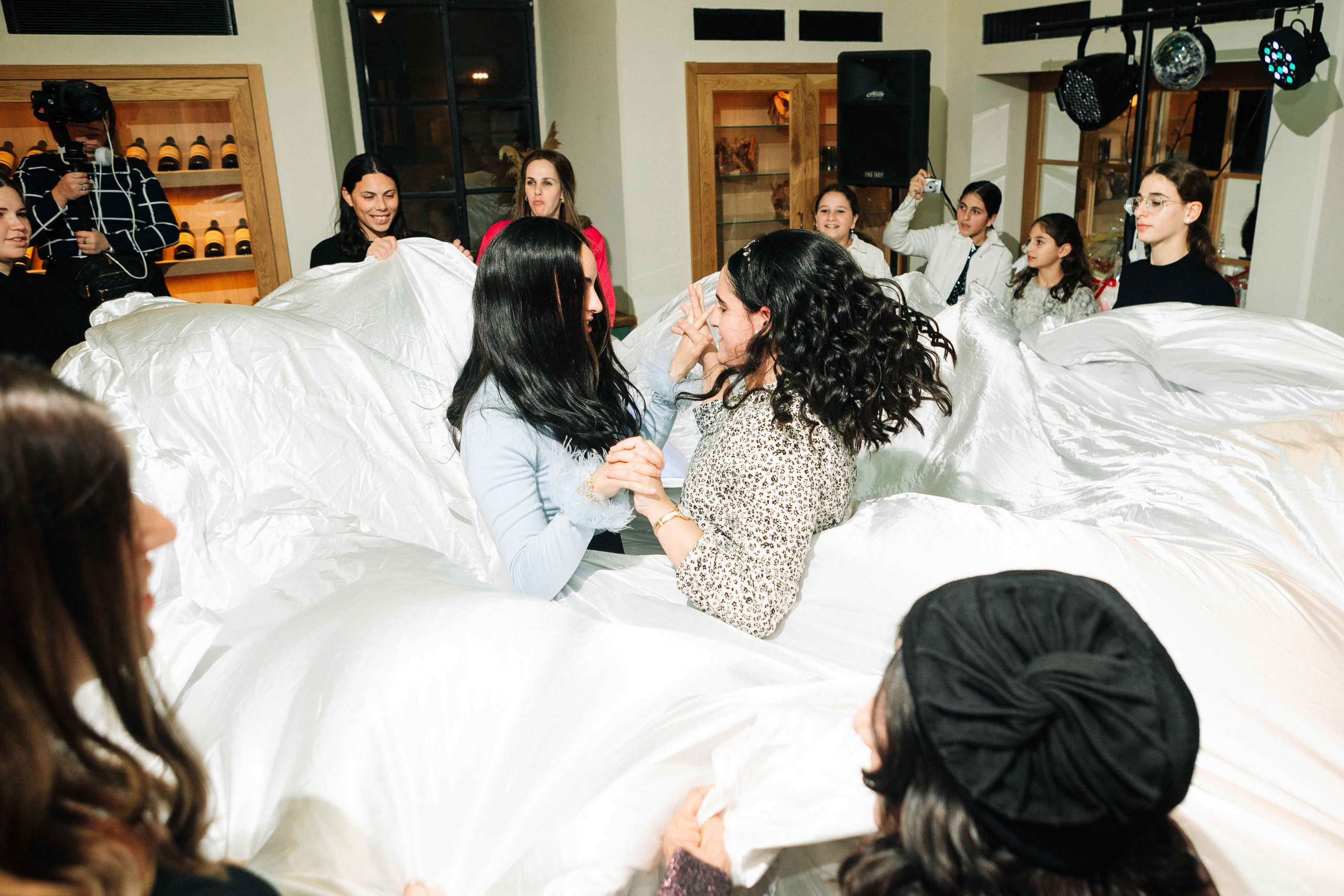 PARTY IN A RESTAURANT WITH THE WHOLE FAMILY. Https://shi-photo.com/