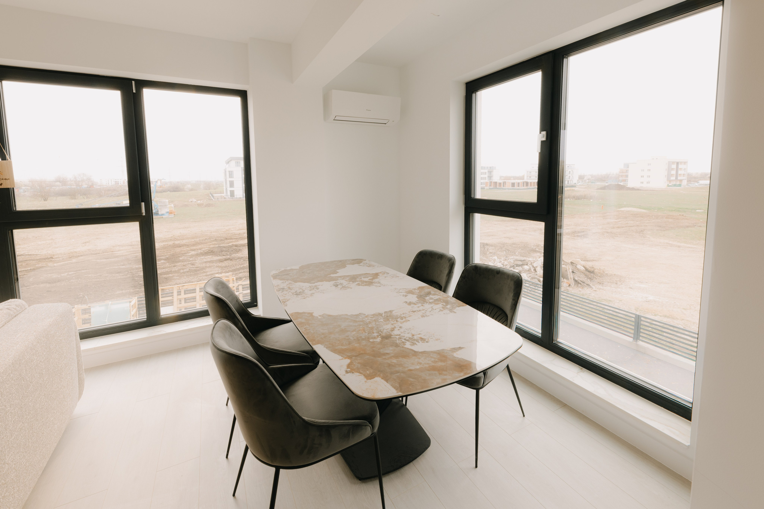 Imobiliare & Interioare - Foto