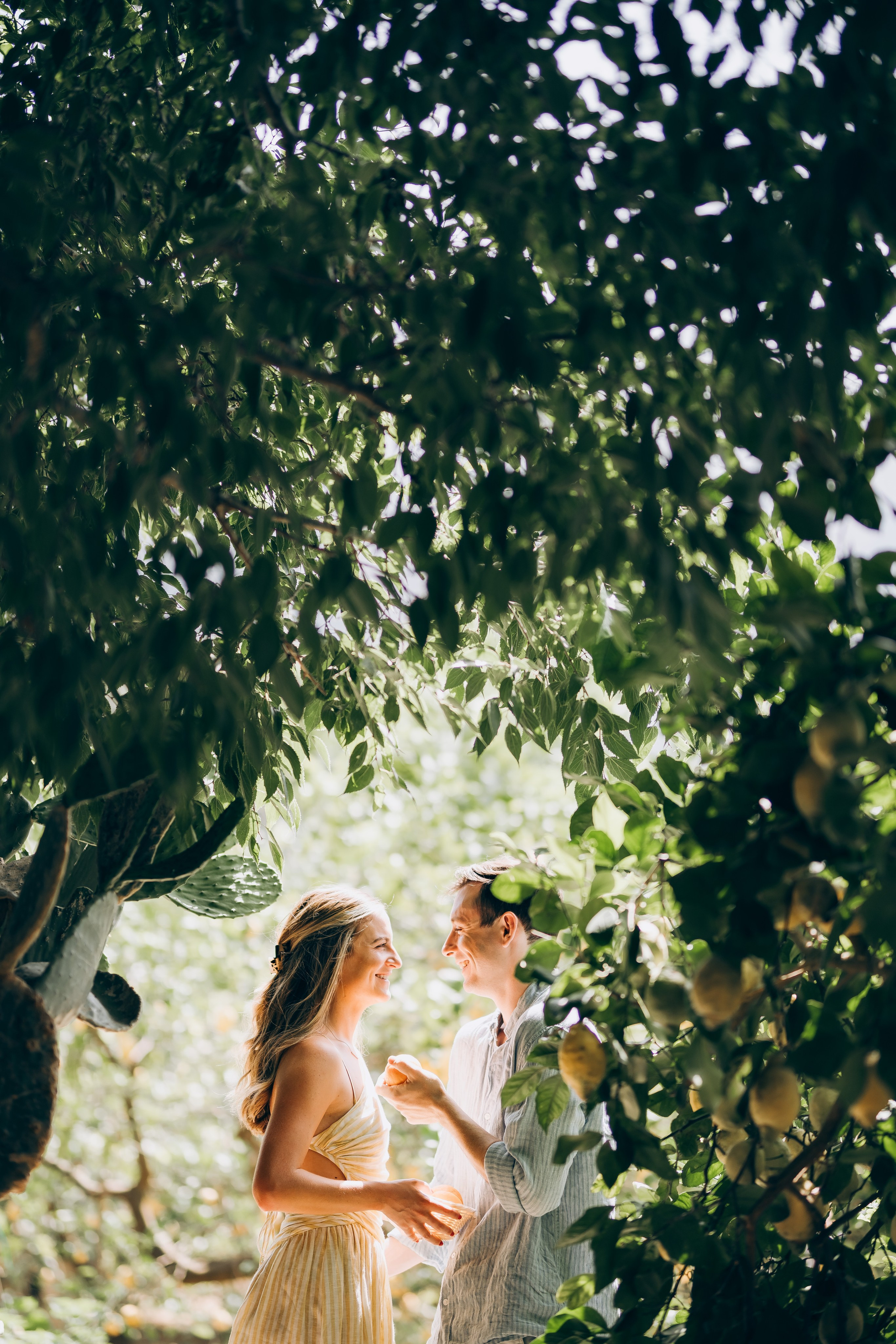 Relaxed Couple Session in Mallorca — Citrus Fields & Seaside. Фотограф у Пальма де Майорка