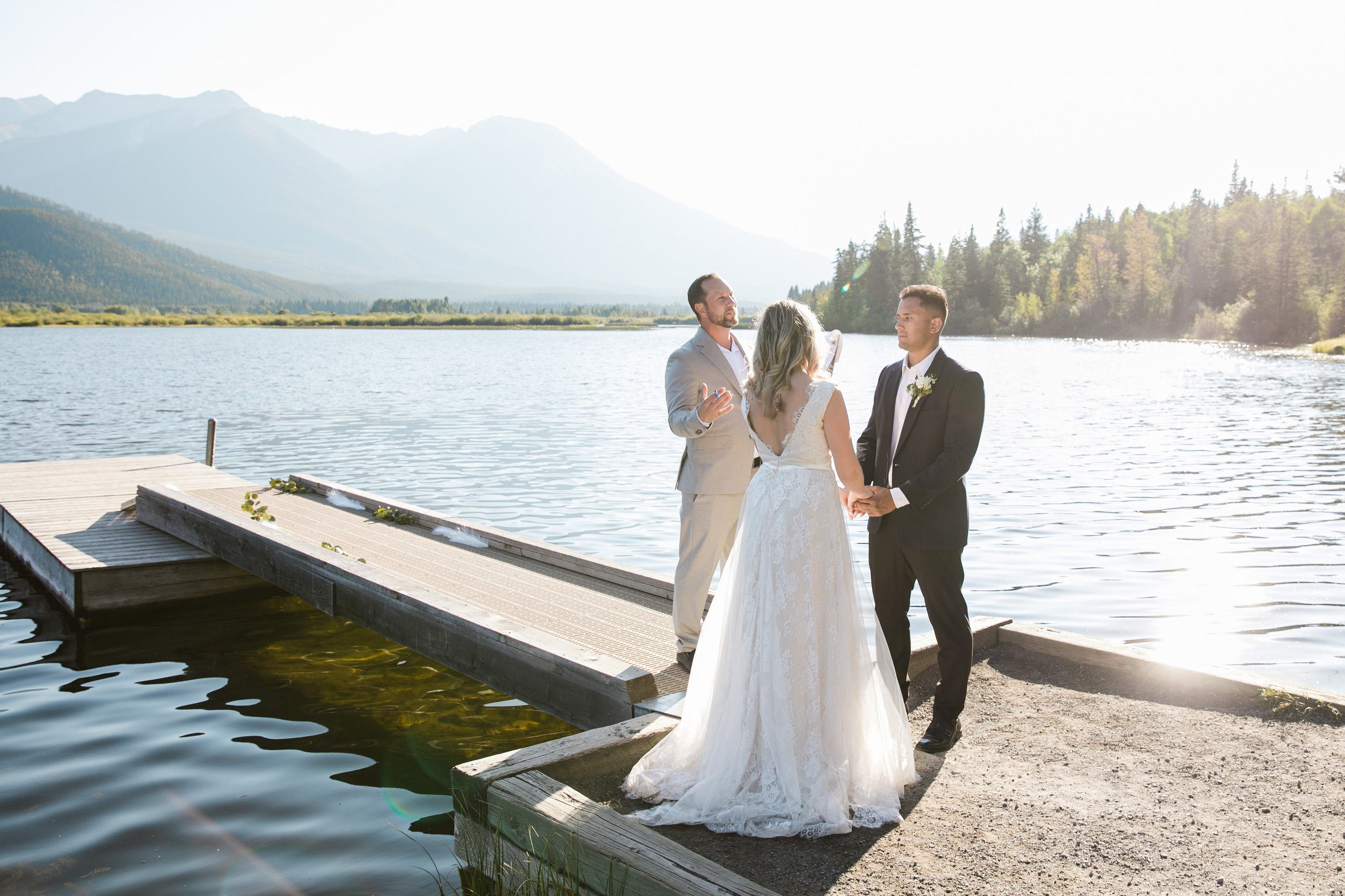 Dakota & Jarrett Wedding — Vermilion Lakes. Fotografía accesible en Calgary