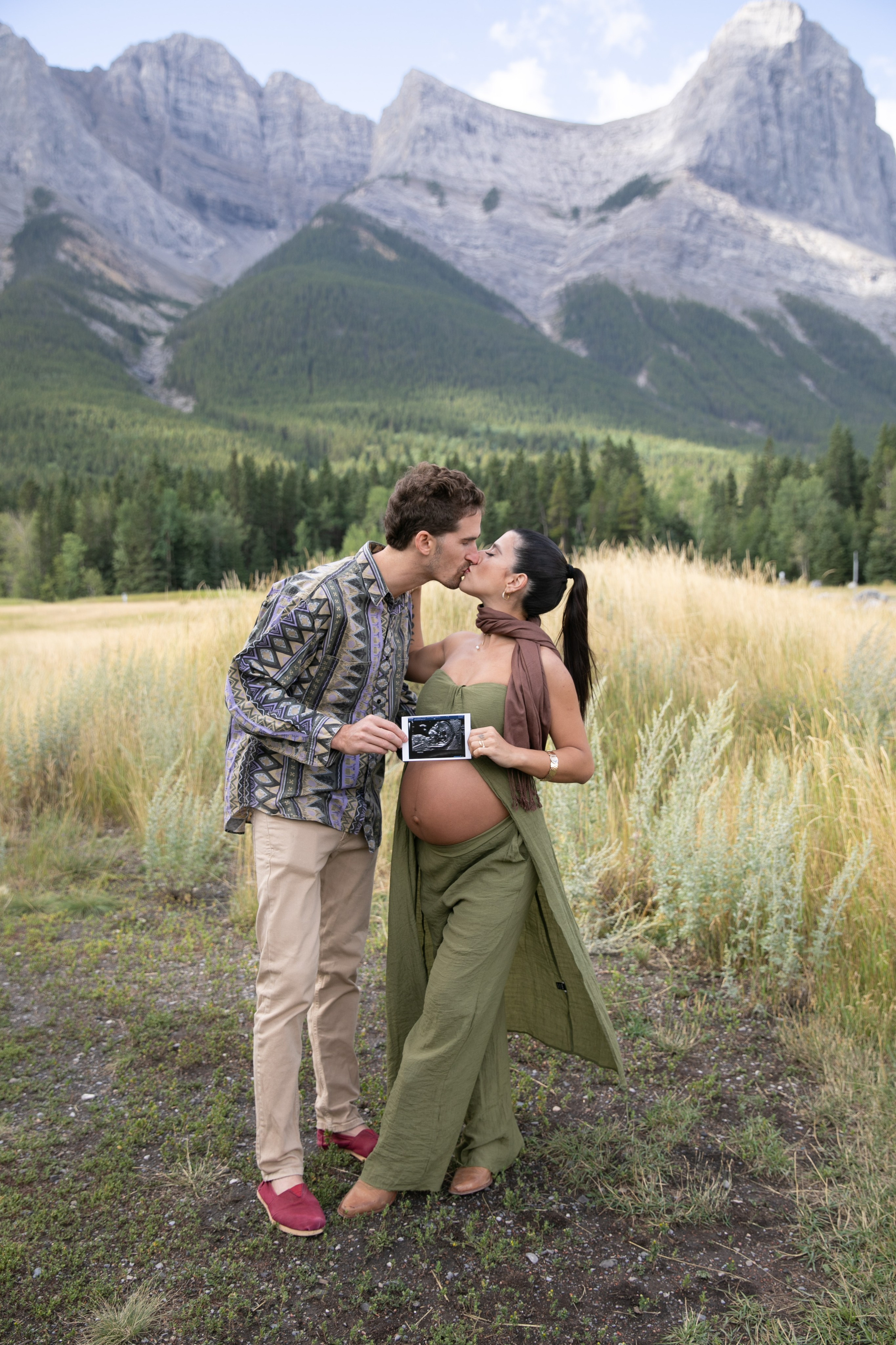 Maternity Photos — Canmore — Daniella. Fotografía accesible en Calgary