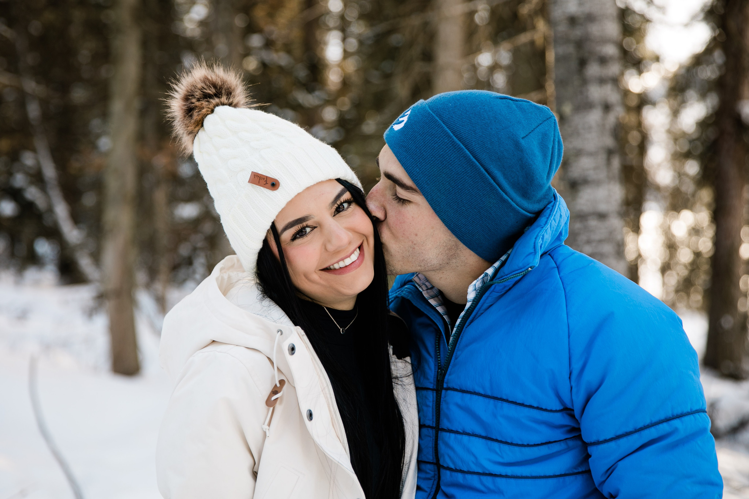 A & M — Lake Louise Engagement. Fotografía accesible en Calgary