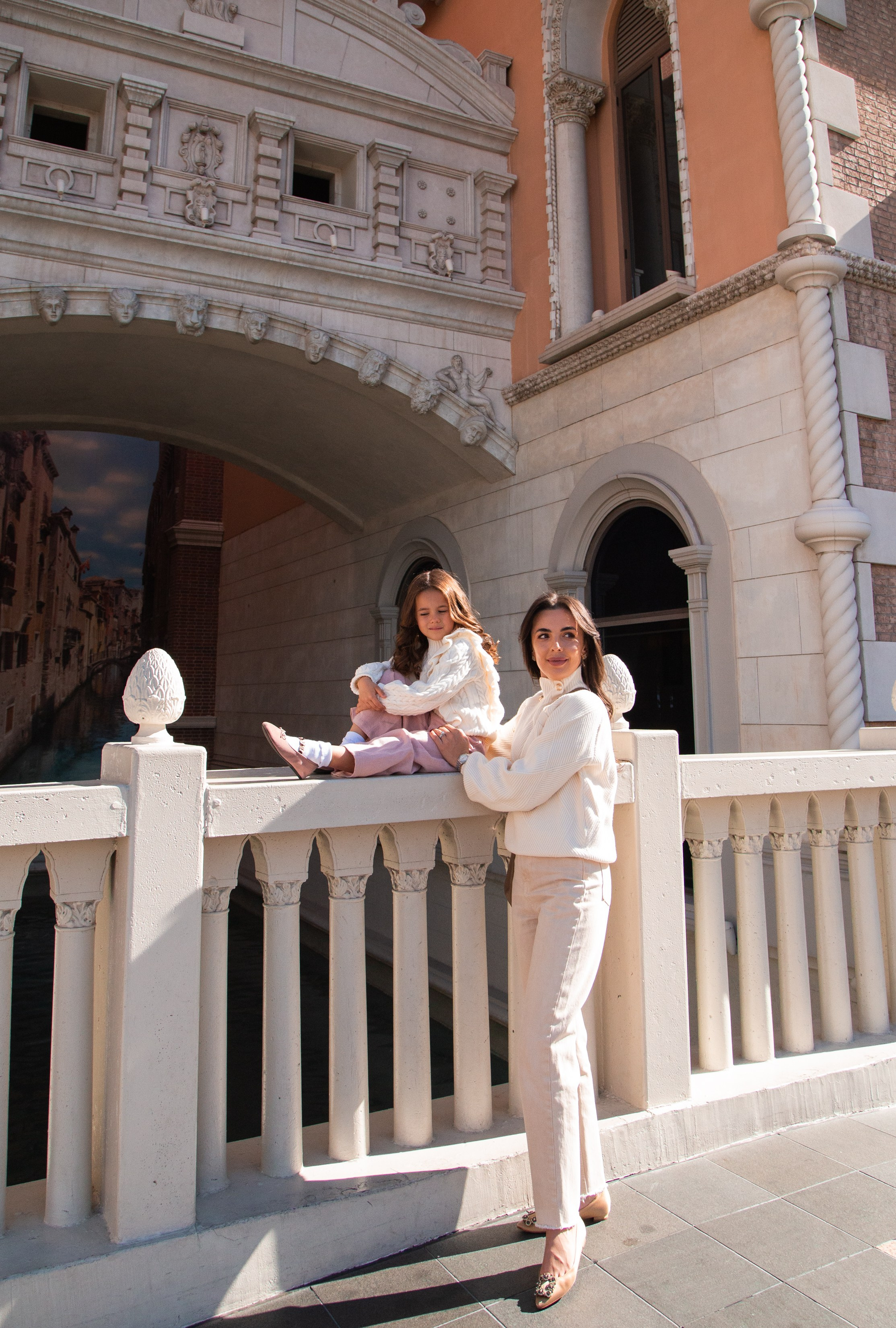 Julia & Kate. Wedding & elopement photographer Viktoriya Kravtsov. Las Vegas