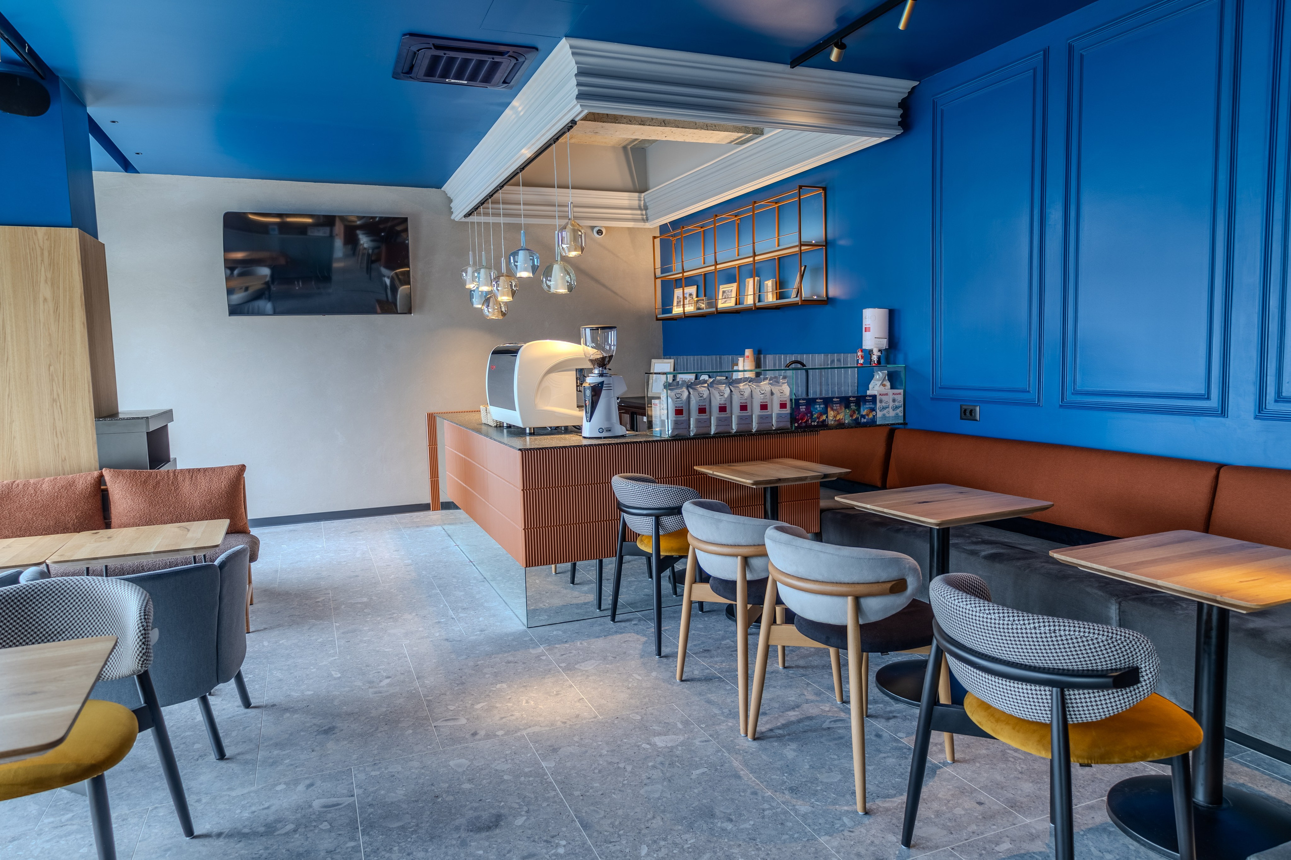 Cafenea “Monte Carlo” Buhuși. Fotograf. Lucrez cu oameni, produse și spații. Portret și fotografie creativă. Bacău, România. Lidia Savinoiu