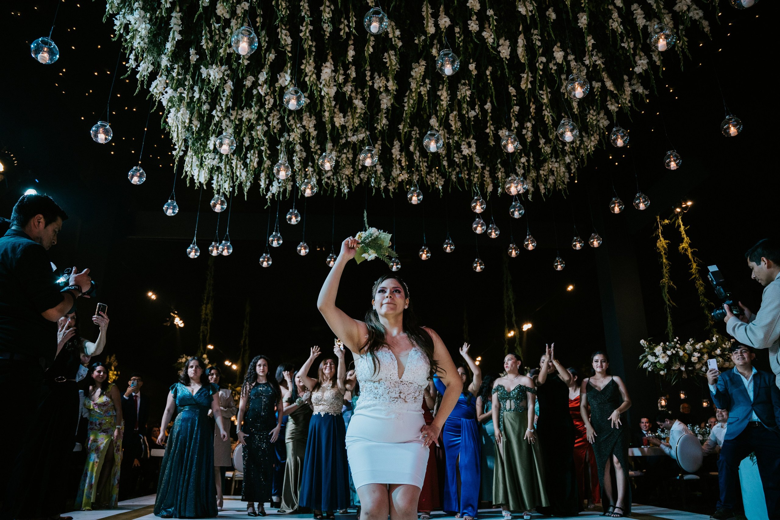 Un vistazo de un día especial. Fotógrafo de Bodas en Lima | Ronhy Altamirano. Fotografía narrativa y cinematográfica para bodas, quinceañeras y eventos exclusivos