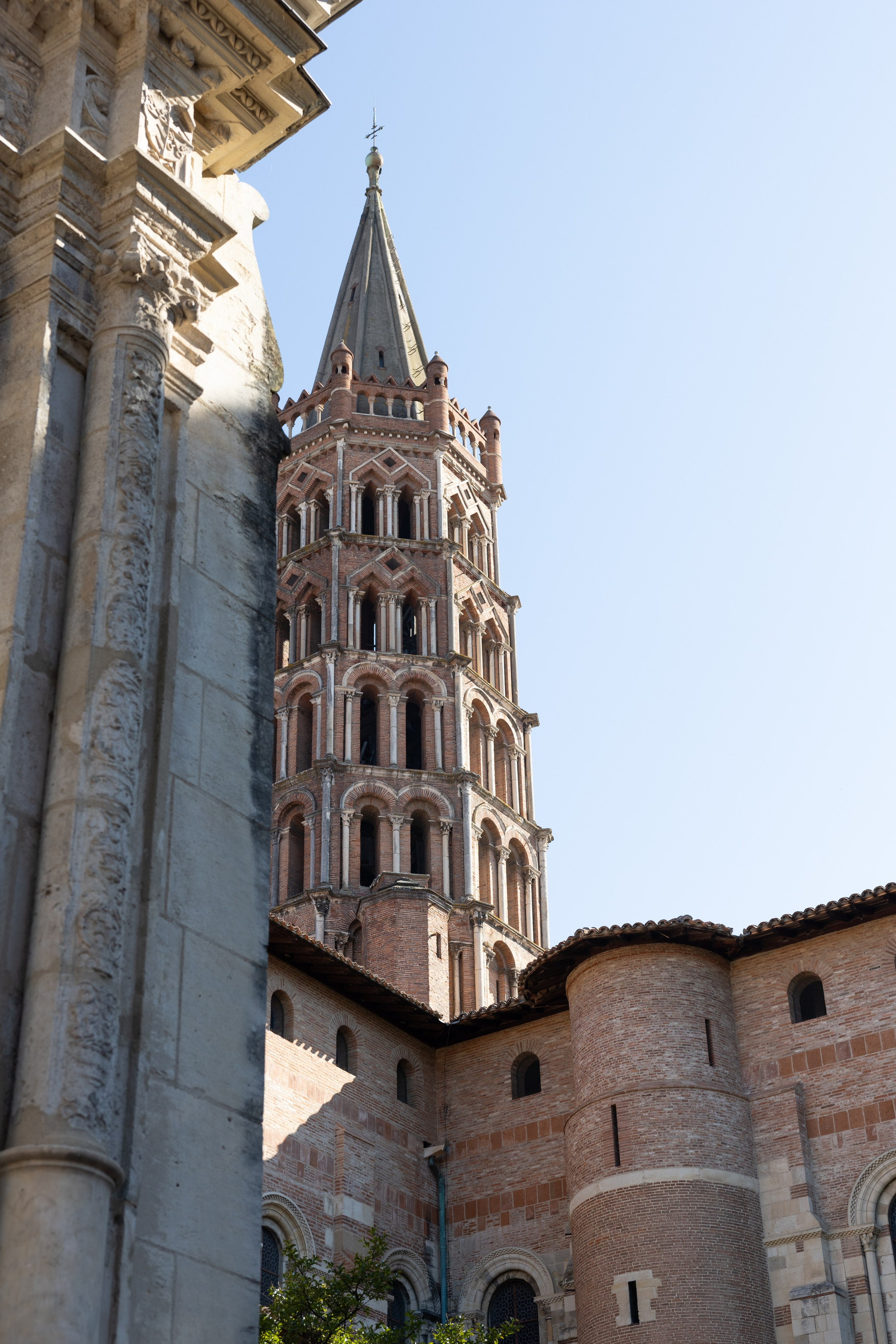 The Baptism of Diana in the Church of Saint-Sernin in Toulouse. Eugénie Smirnova — Photographe à Toulouse et dans le Sud-Ouest