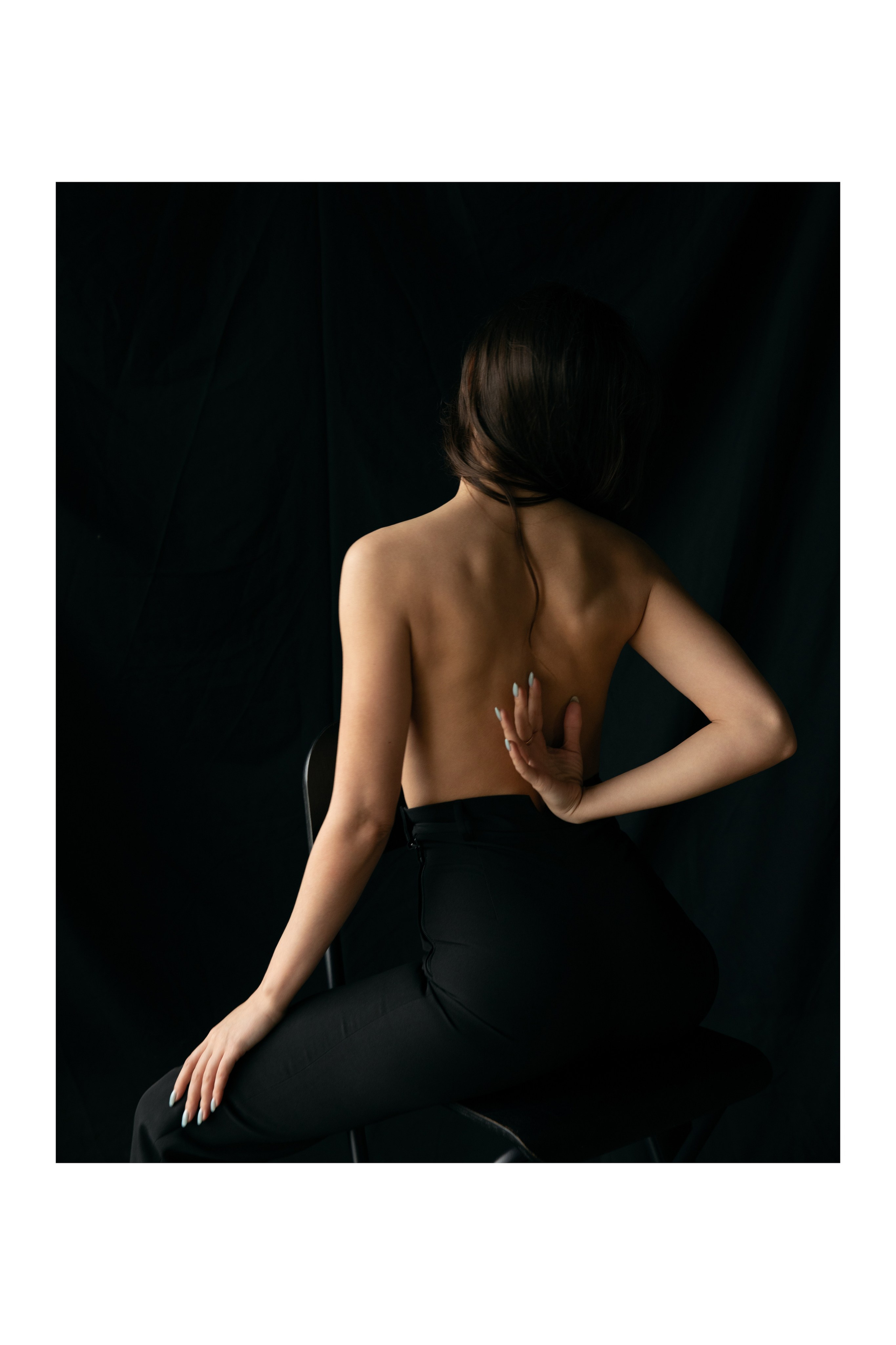Künstlerisches Foto einer Frau mit freiem Rücken