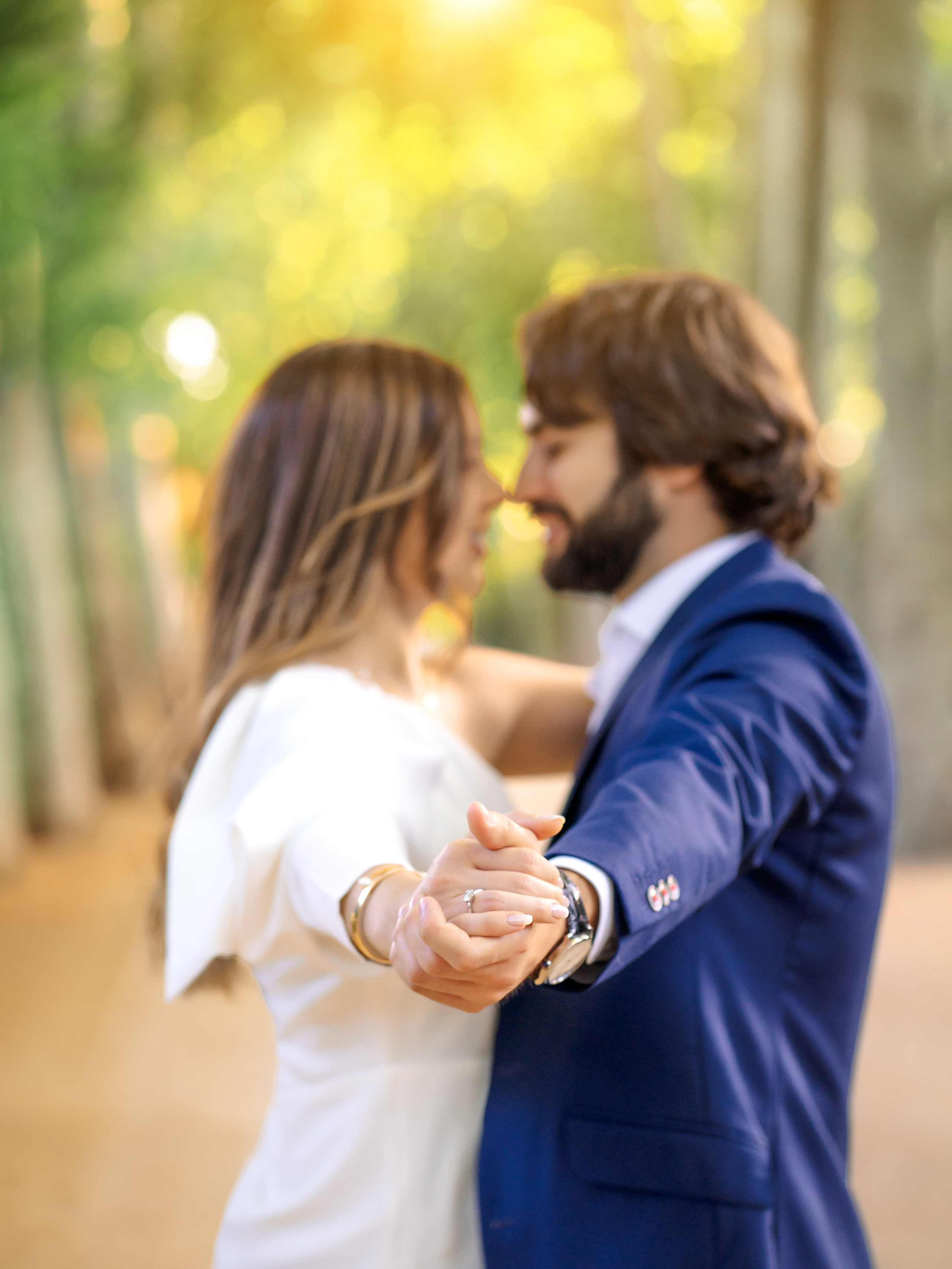 Влюбленные держатся за руки на живописном фоне