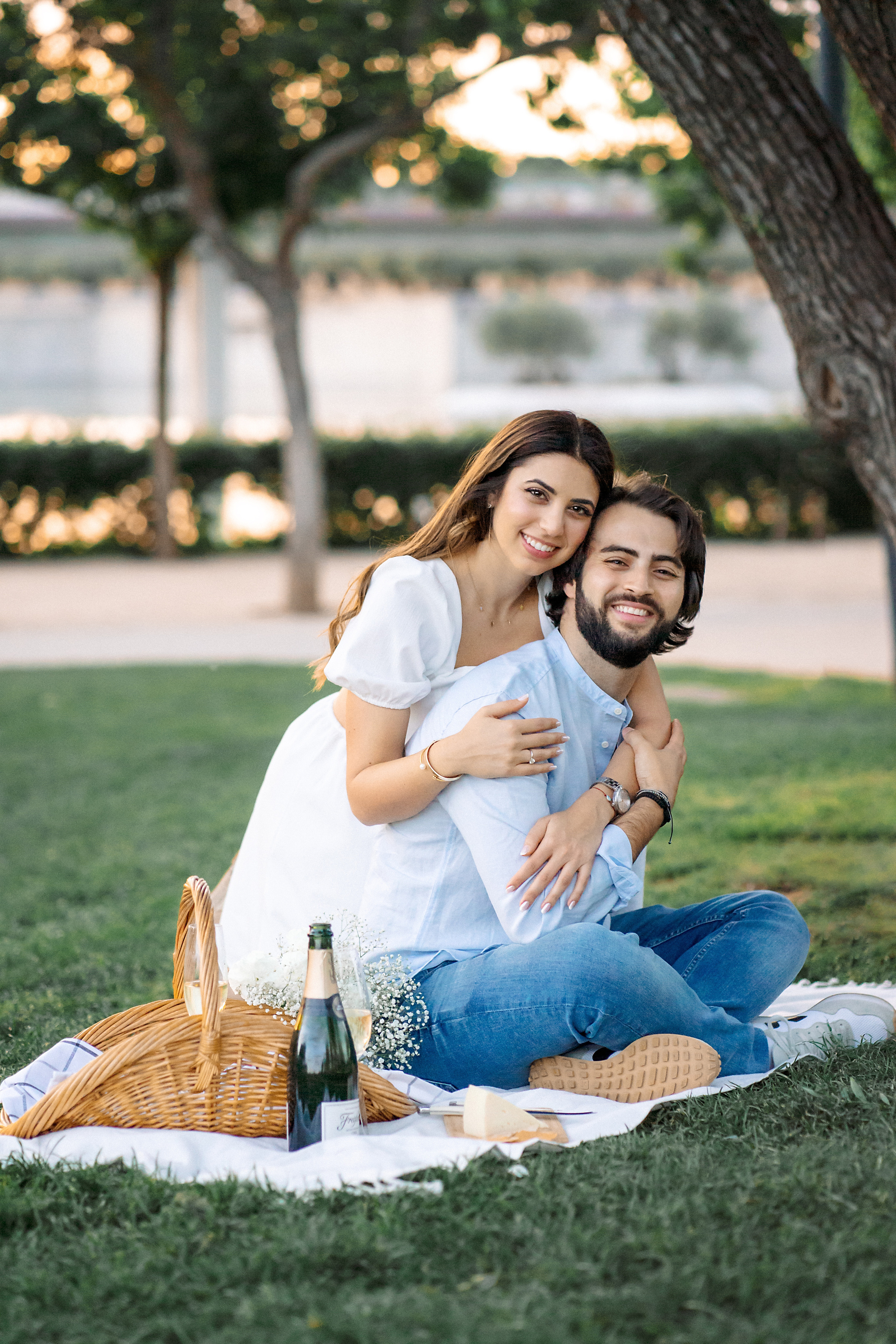 Пара наслаждается временем вместе на природе