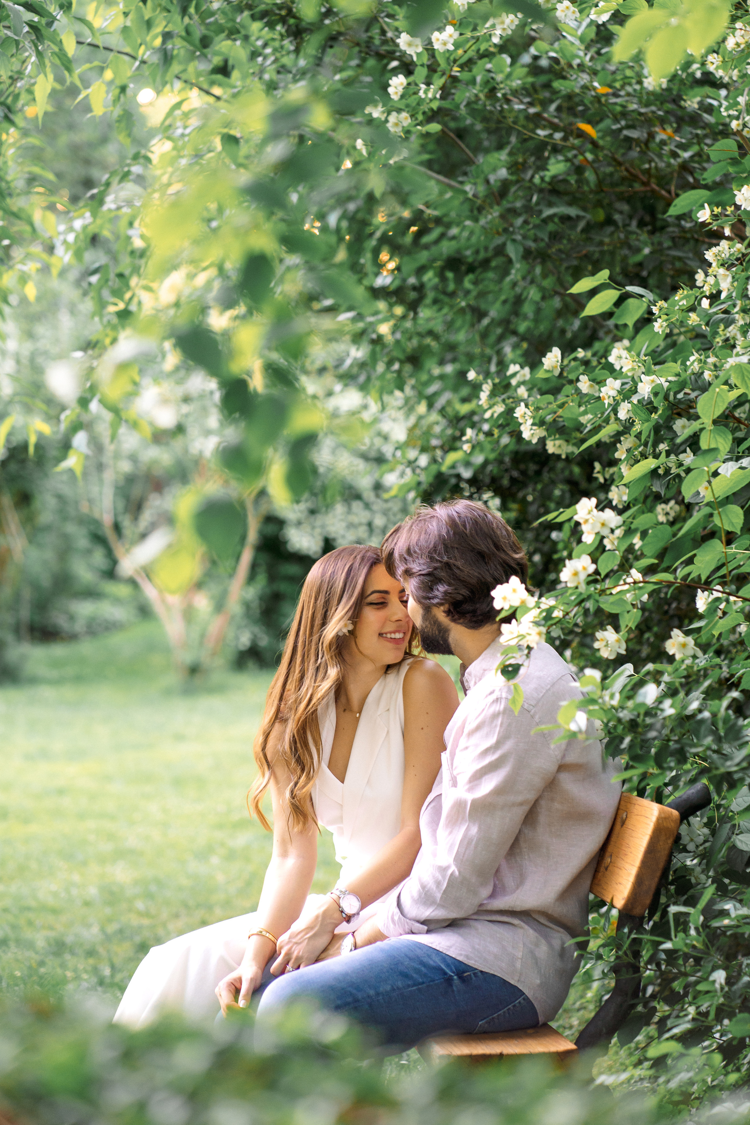 Нежный момент пары во время фотосессии