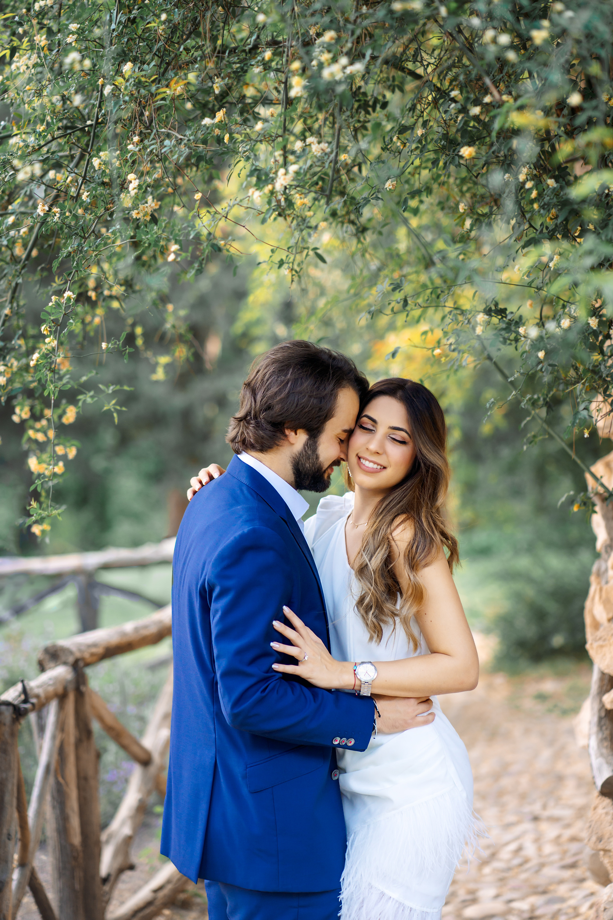 Смех и радость пары во время съемки Love Story