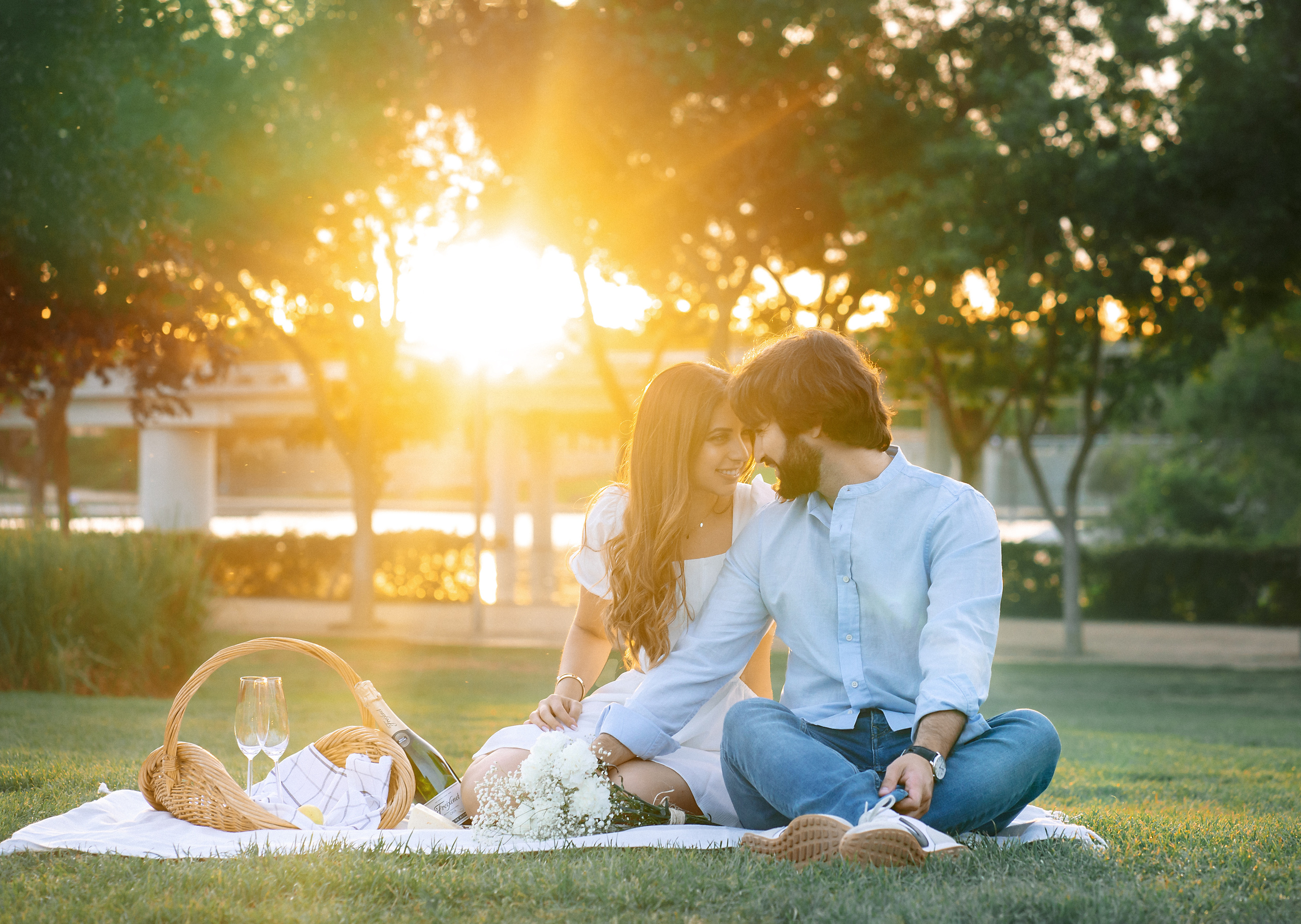 Романтическая прогулка пары на закате