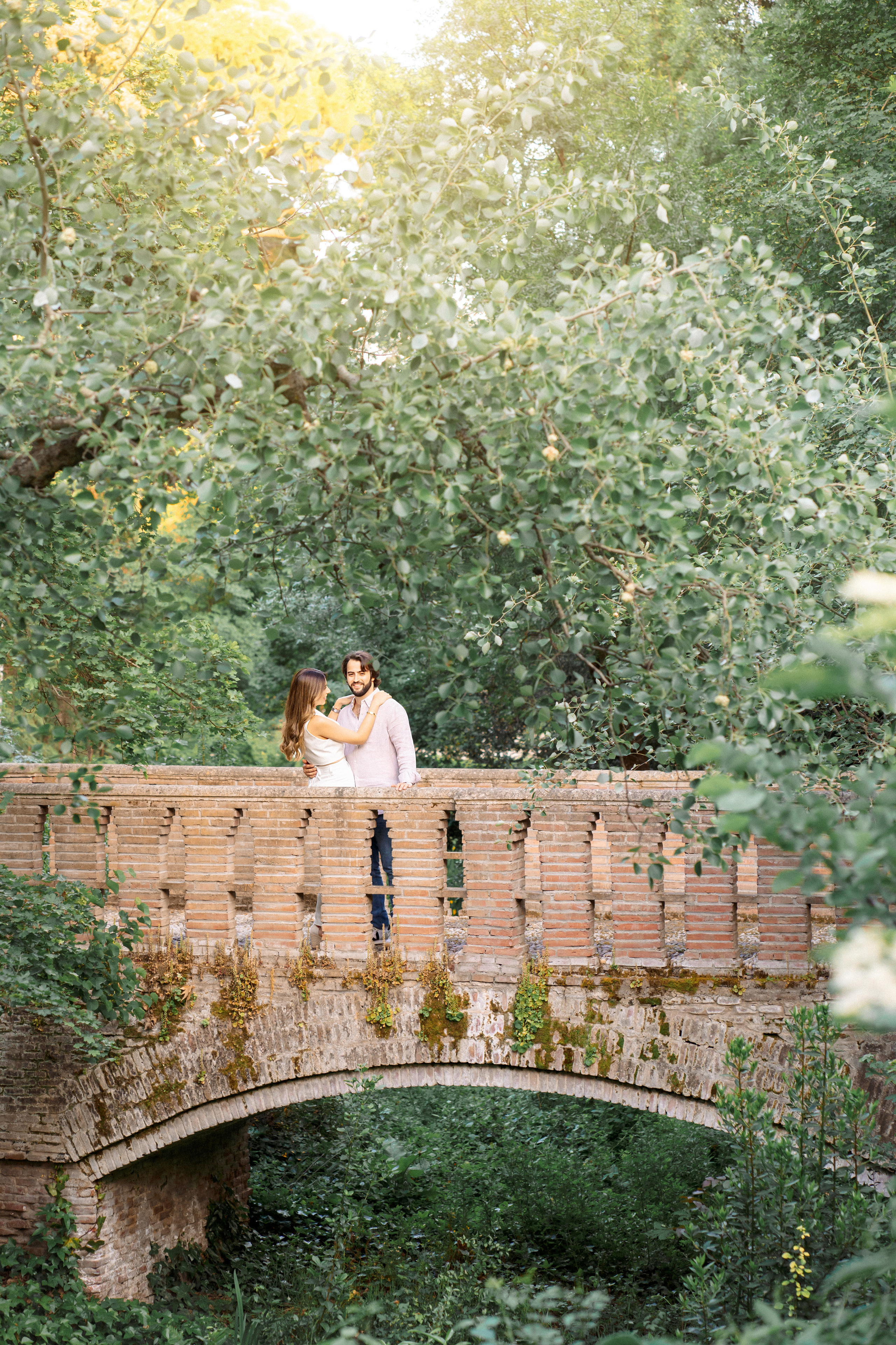 Интимный момент объятий на берегу реки