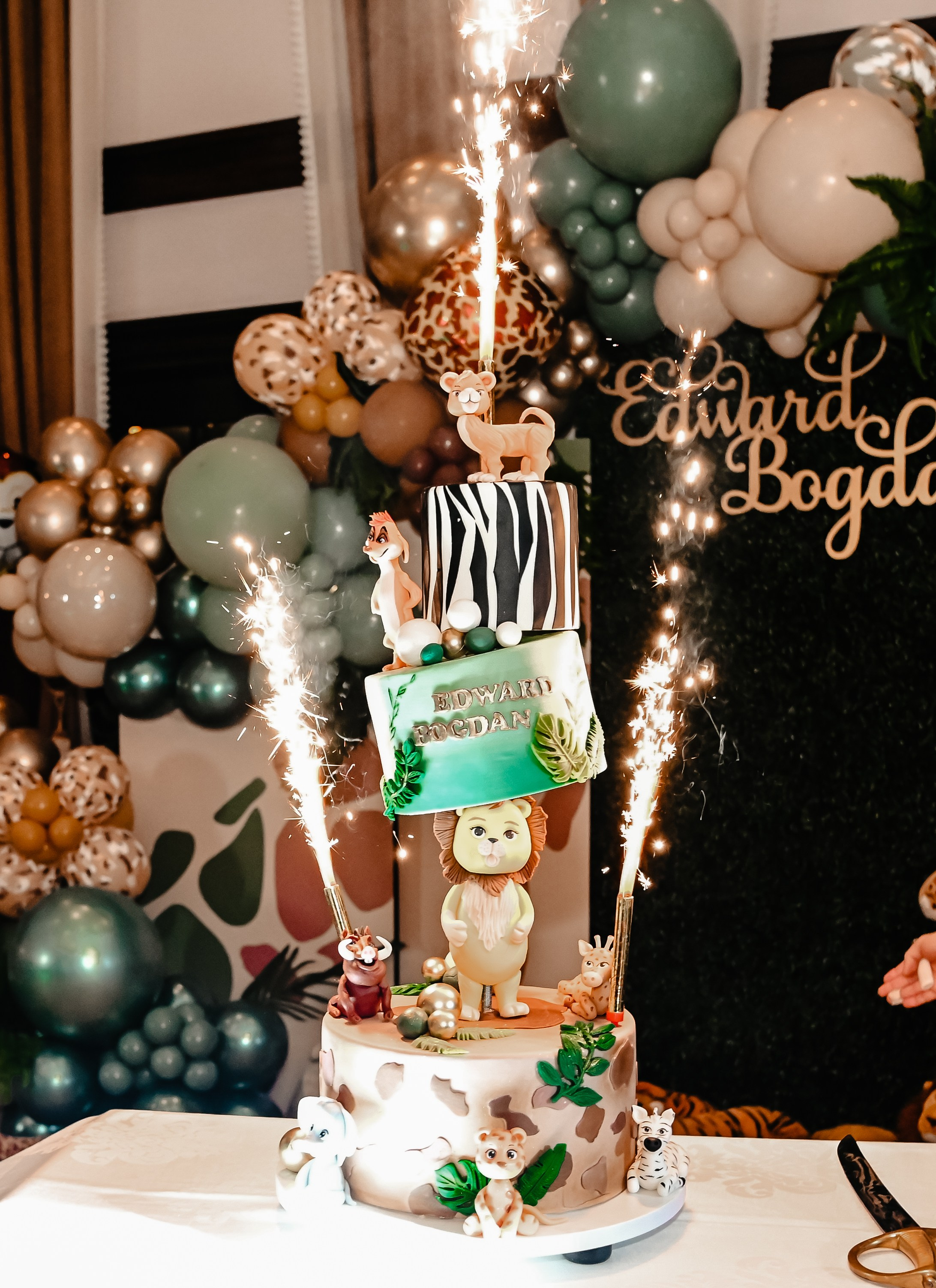 Tort cu tematica leu pentru botezul băiețelului – decor festiv Ana Maria Drăgan