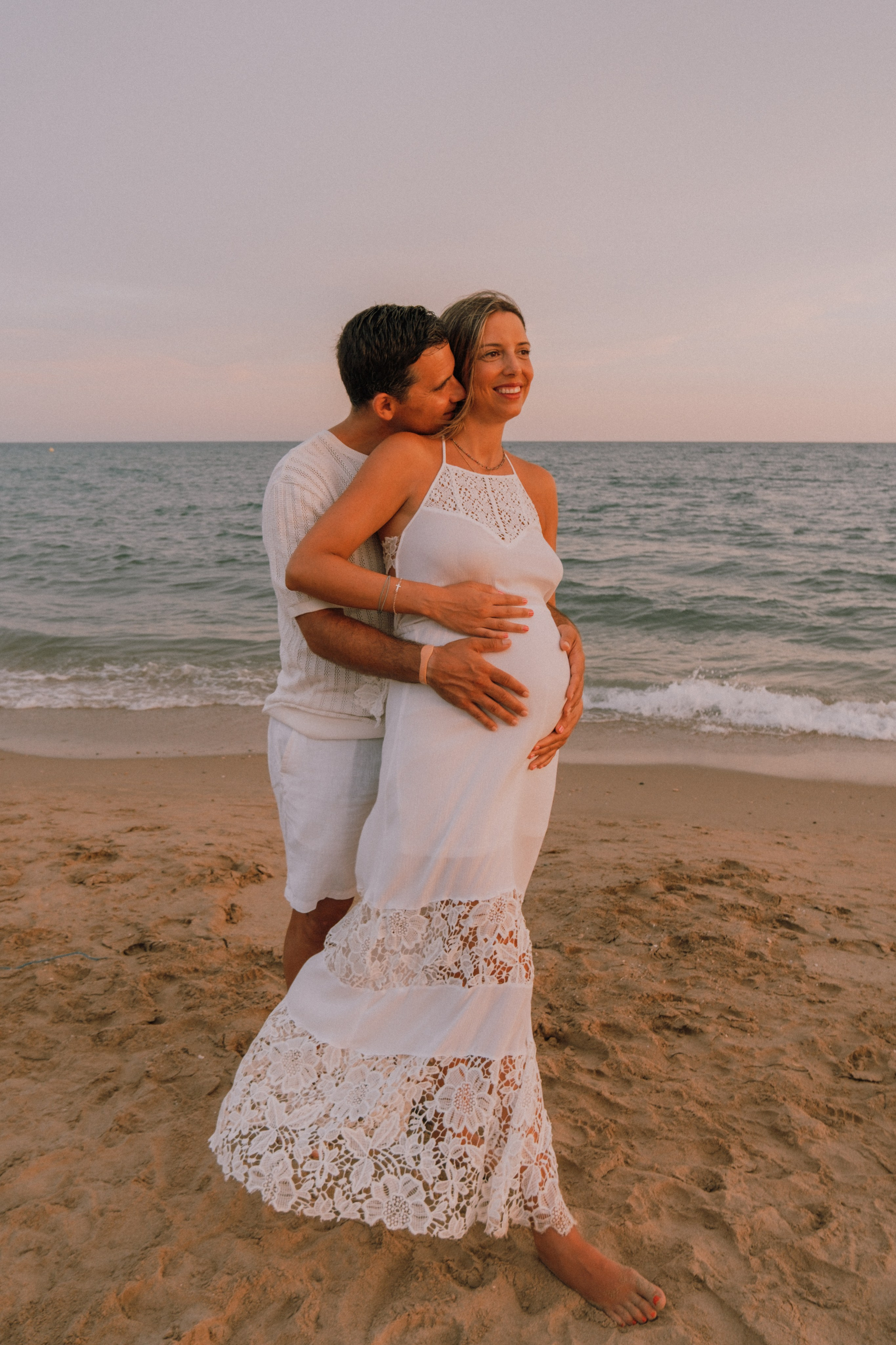 Sesión embarazo en la playa. Fotografía profesional en Calafell - Elena Medvedeva