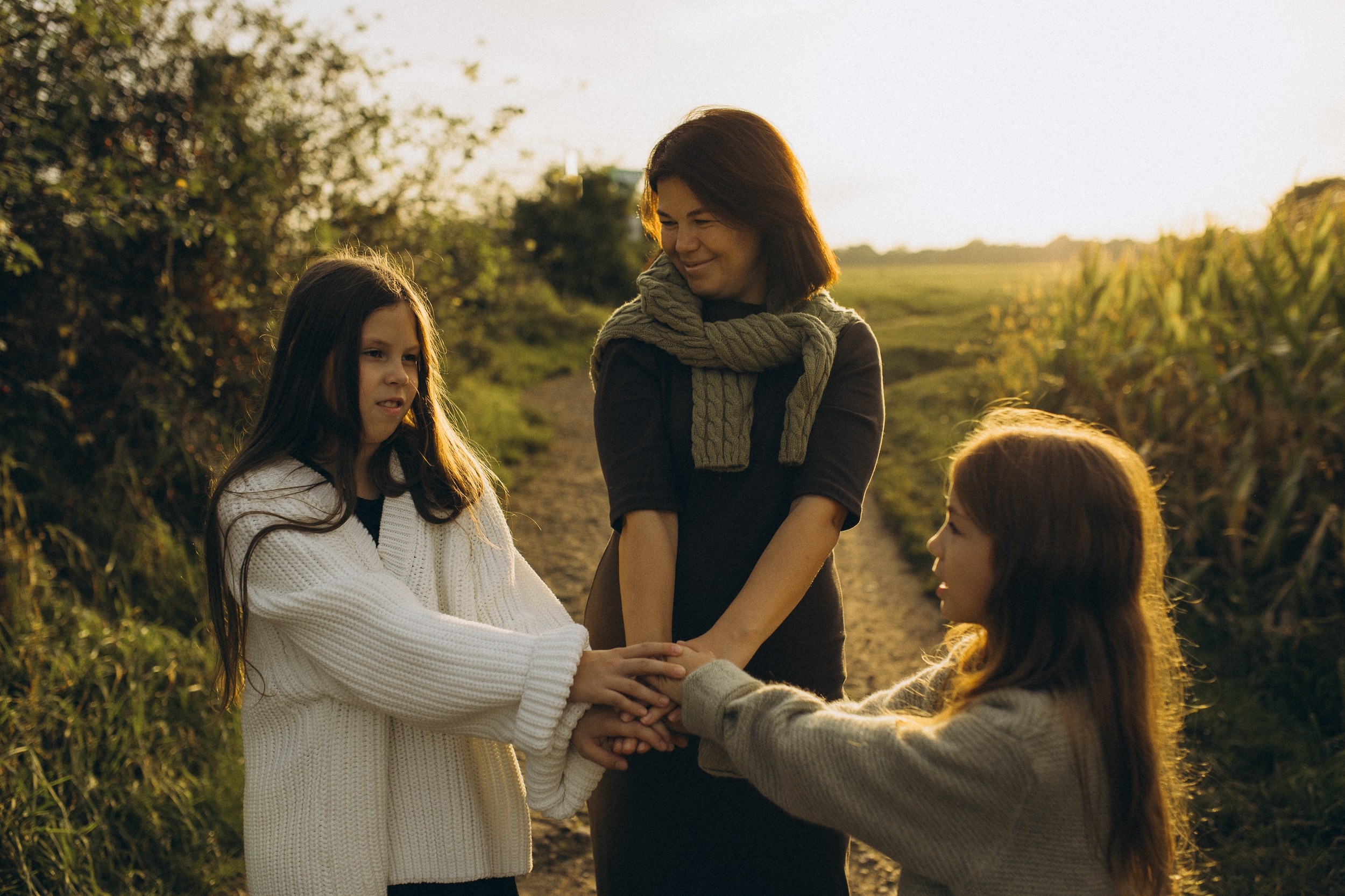 Mama und ihre zwei bezaubernden Töchter in einer familiären Fotosession. Familien & Hochzeitfotografin Nadja Holzmann