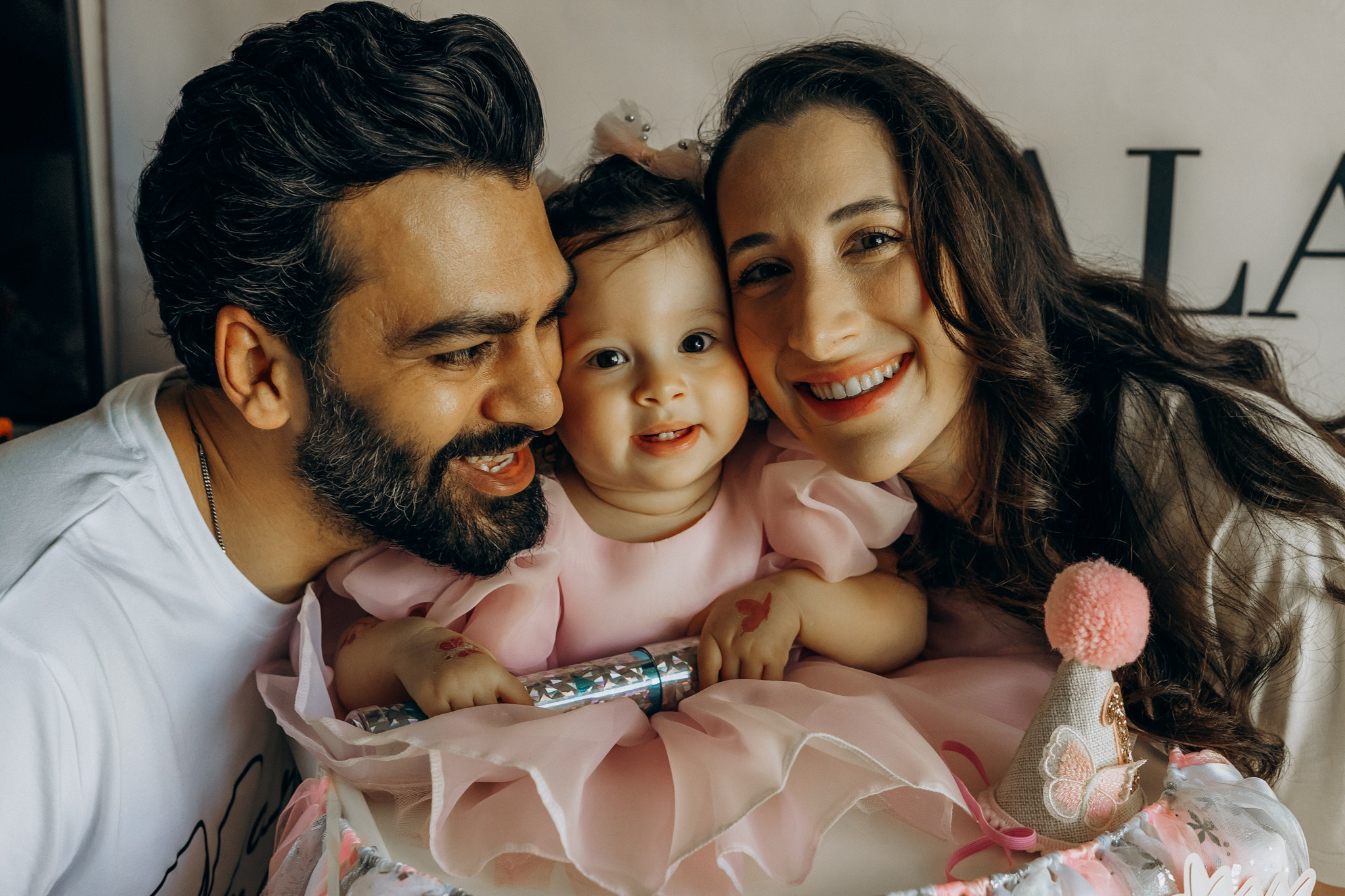 Smash the cake. Professional Photographer Abu Dhabi, Dubai — Yulia Ismoilova | 2025