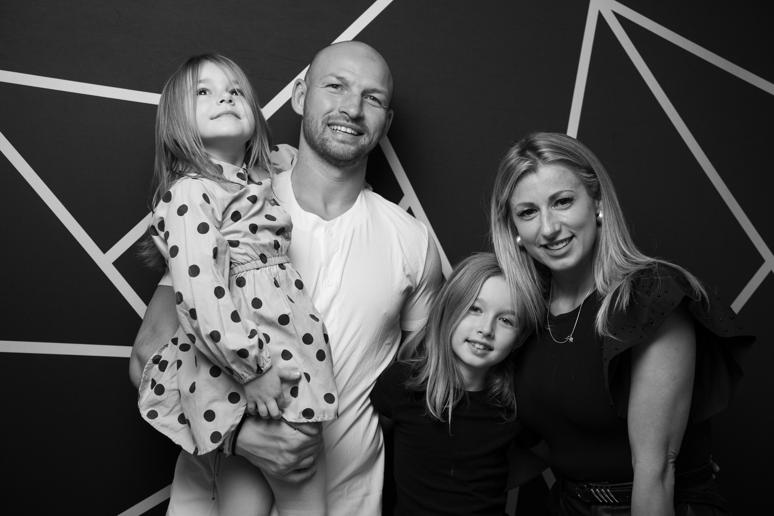 Portrete. STUDIO PORTRET — Portrete realizate cu lumină, timp și atenție. Un studio mobil dedicat fotografiei de portret