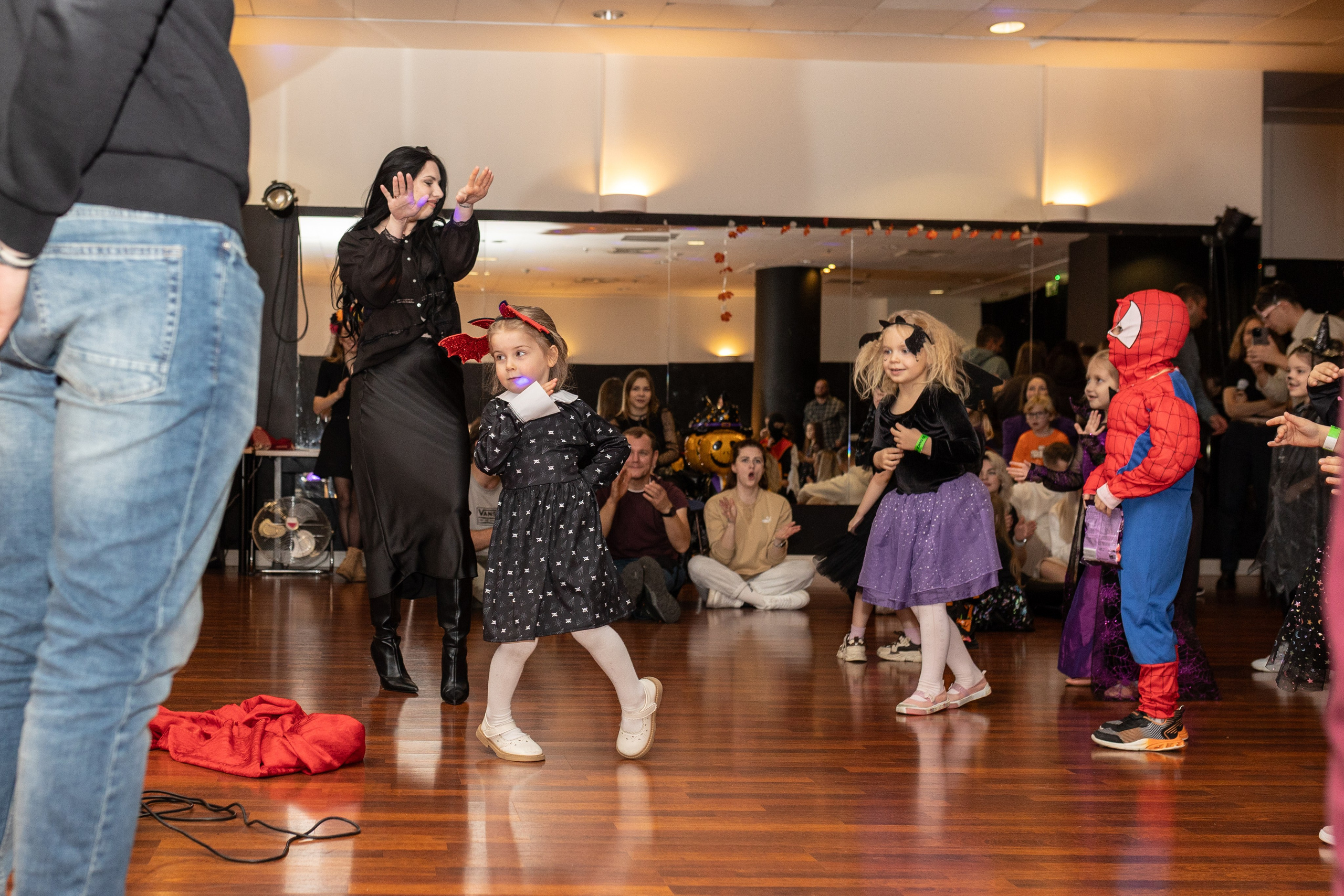 Leo dance studio Helloween 2025. Семейный и детский фотограф в Варшаве Мила Бобровская