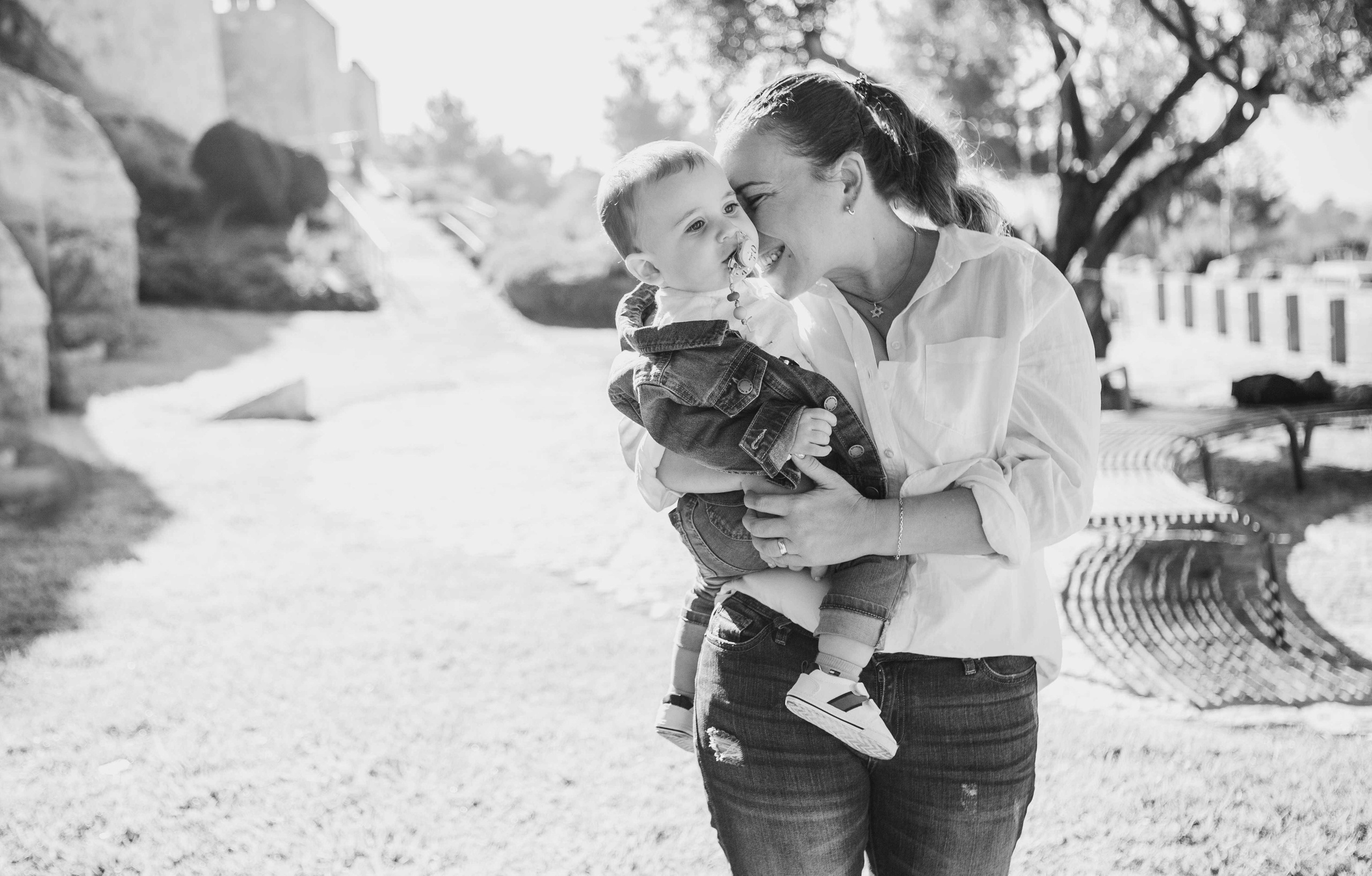 AT THE WALLS OF THE OLD CITY. PHOTOGRAPHER IN ISRAEL