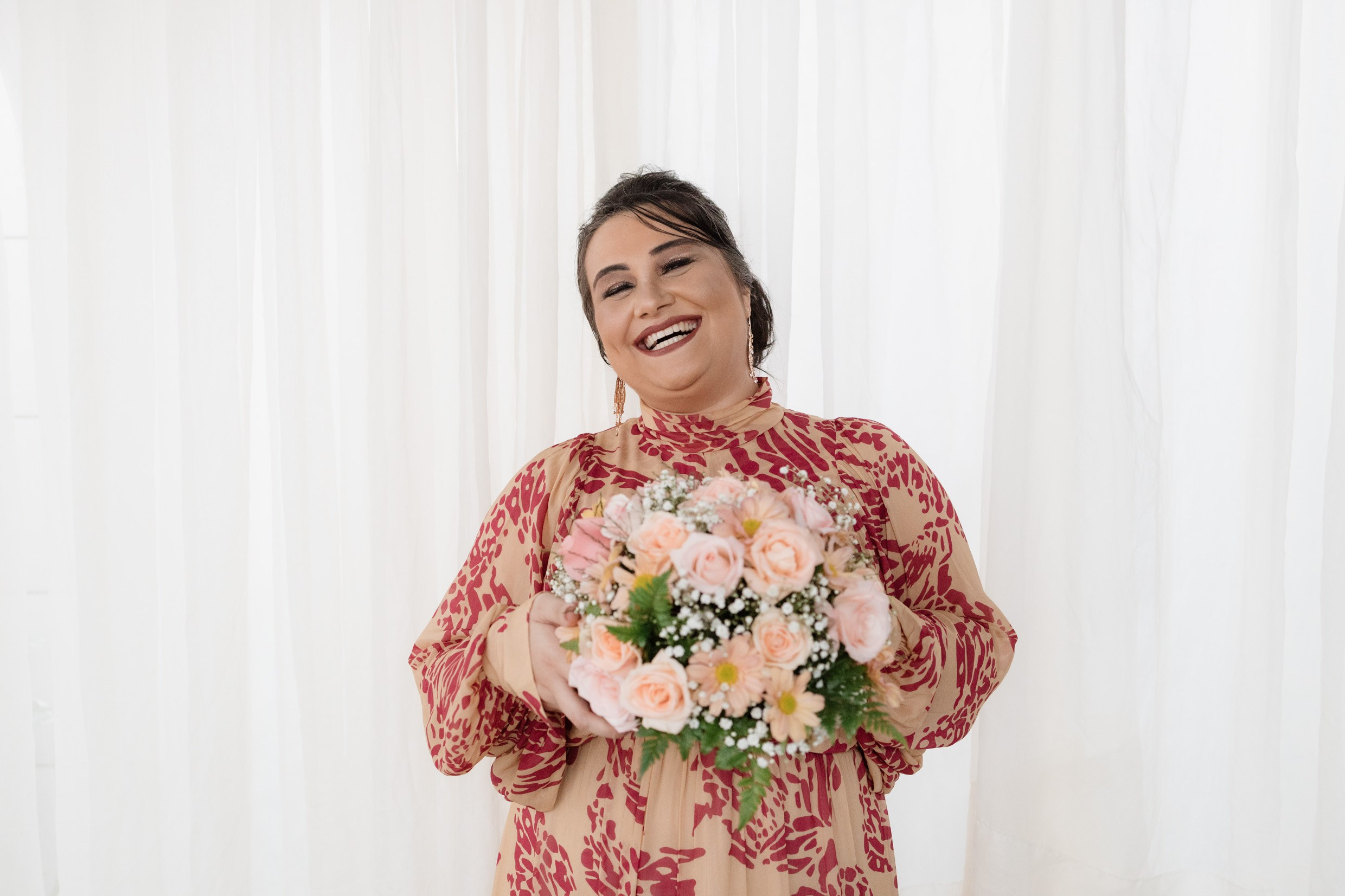 Fotografia de jantar de noivado, noiva com seu bouquet
