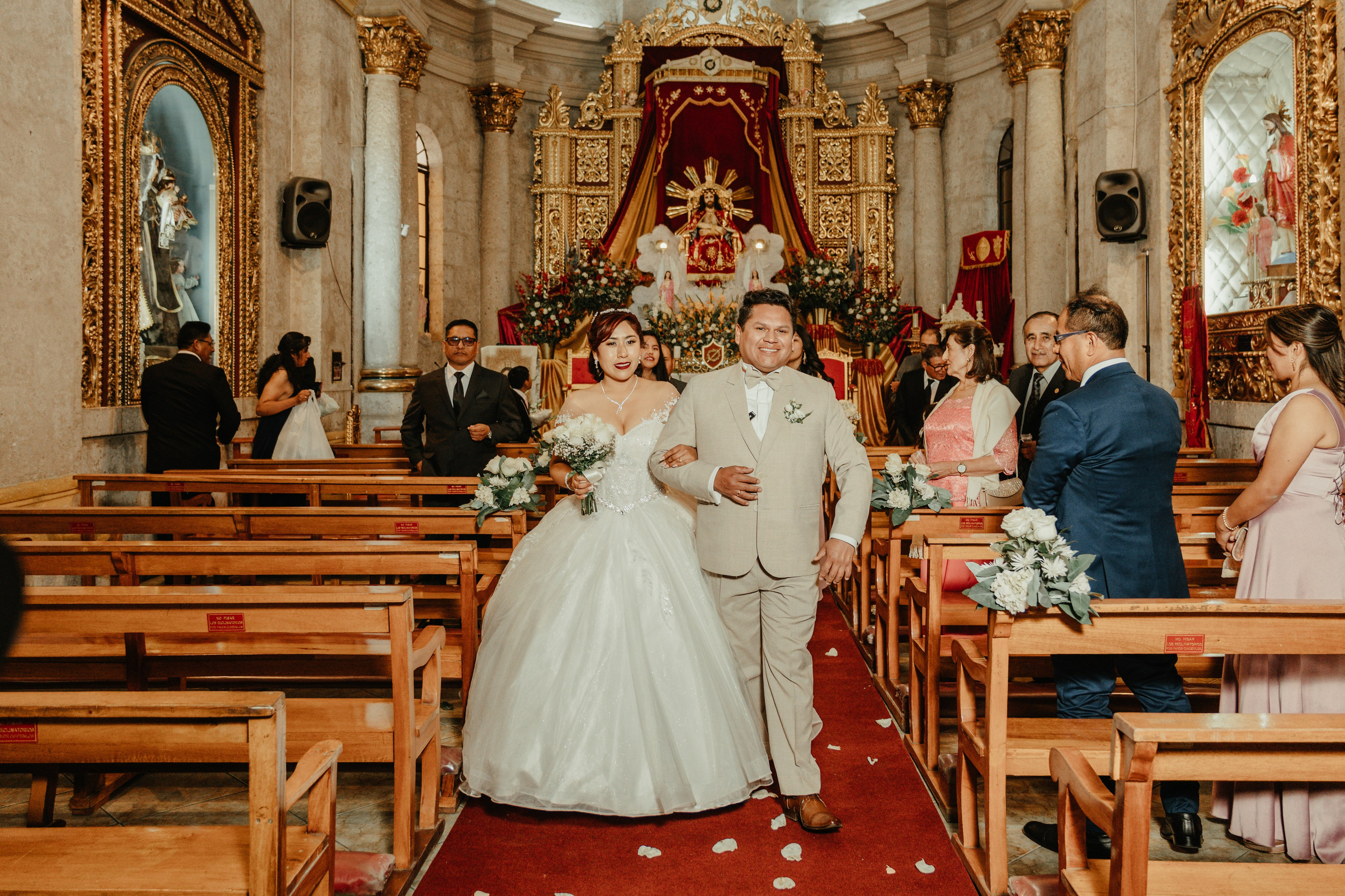 VANESSA + FRANKLIN BODA RELIGIOSA. Studio KVTA | Fotografía y Video de Bodas en Arequipa
