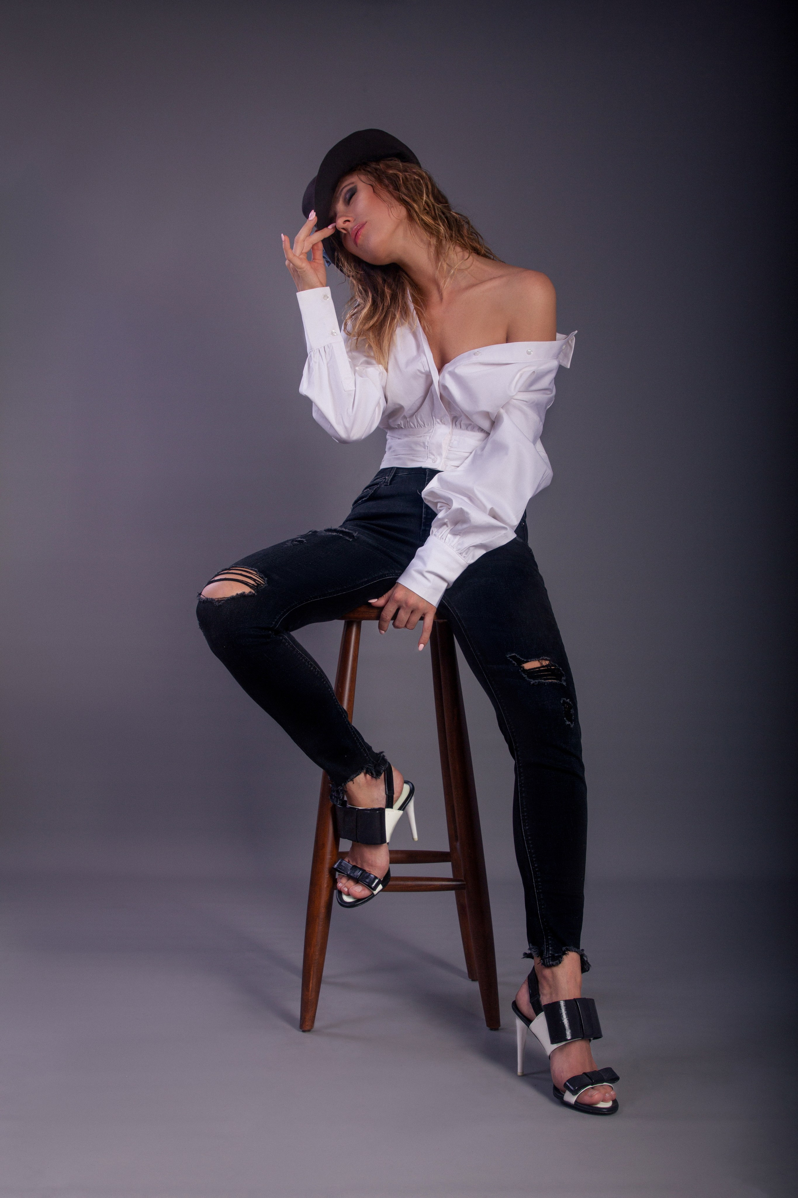 фешн портрет в студии в Стамбуле. девушка в белой рубашке