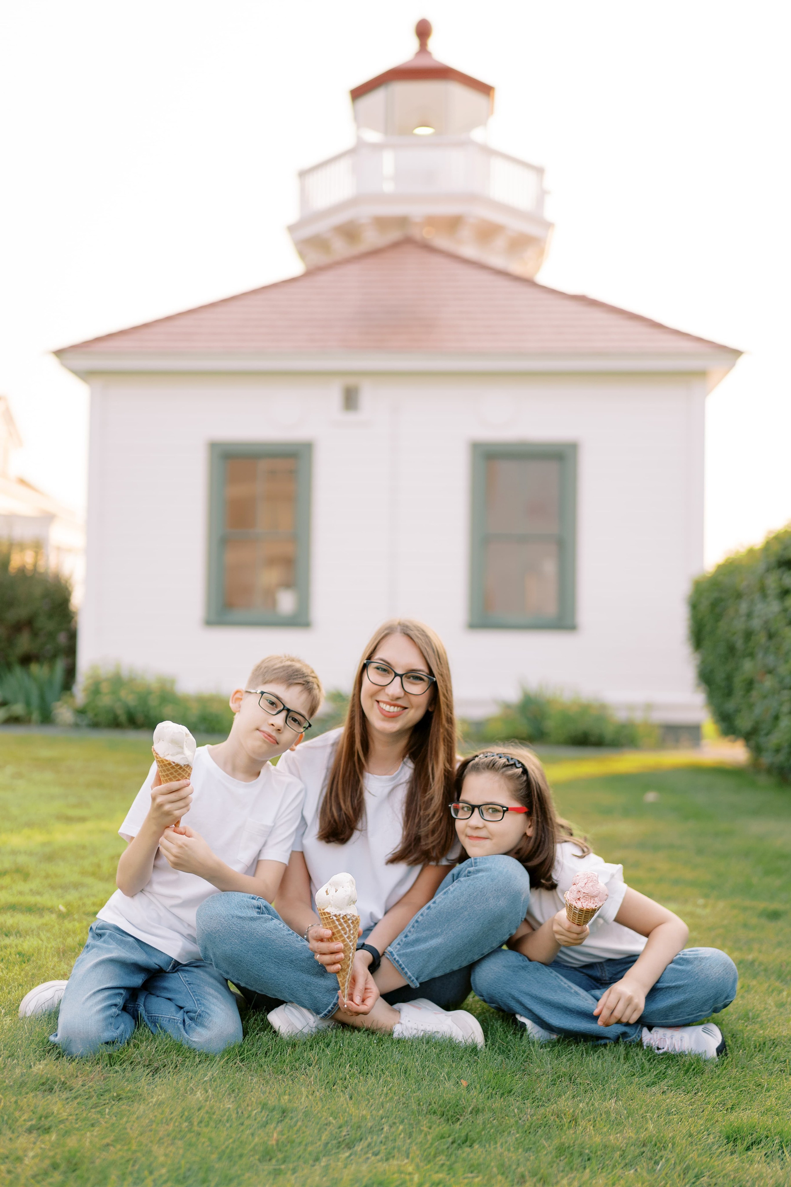 Family photoshoot. Vitalina with her family. August 2024. Lighthouse in Mukilteo. EVAN ARISTOV WEDDING PHOTOGRAPHY — Seattle Wedding Photographer